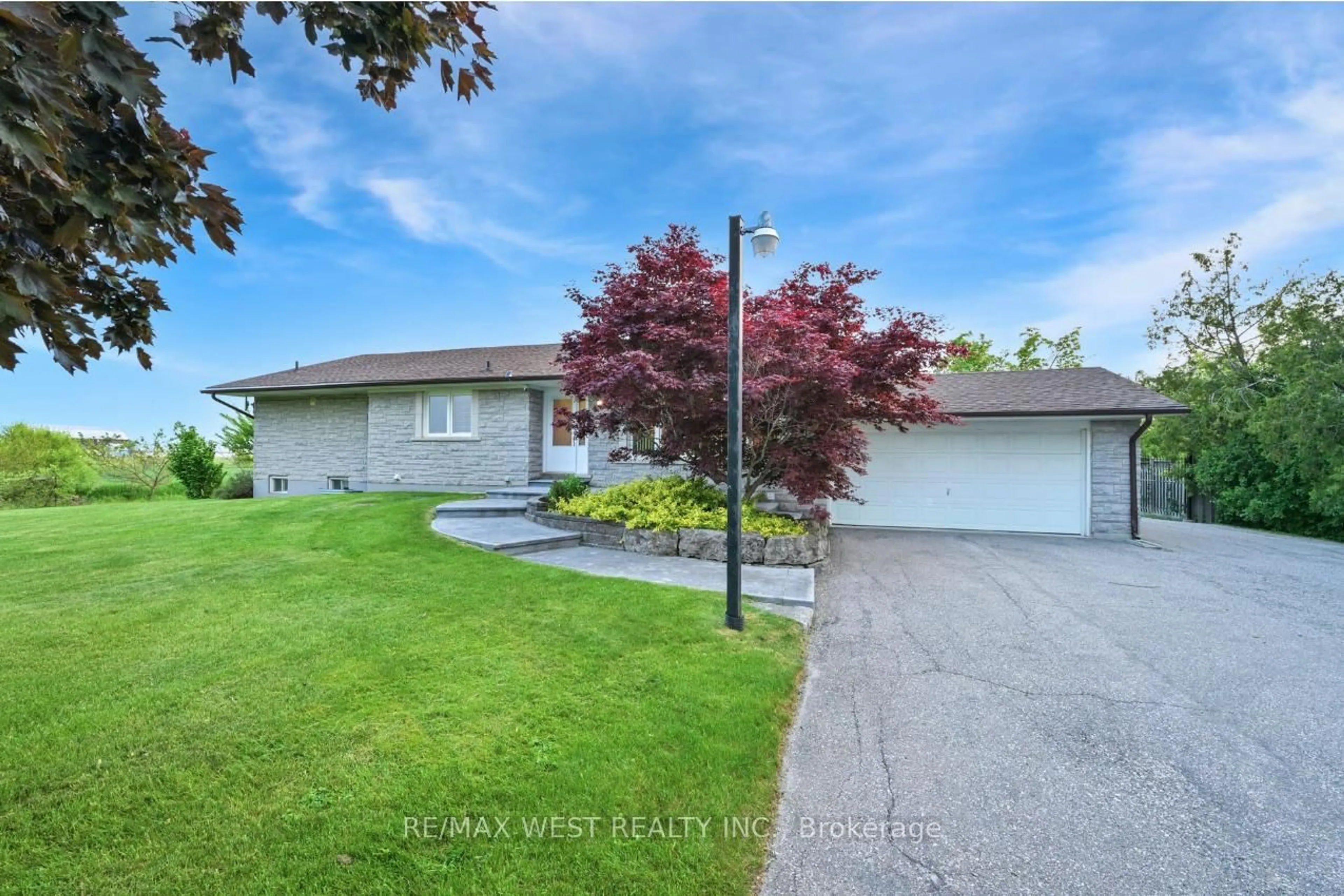 A pic from outside/outdoor area/front of a property/back of a property/a pic from drone, street for 12370 Creditview Rd, Caledon Ontario L7C 1X9