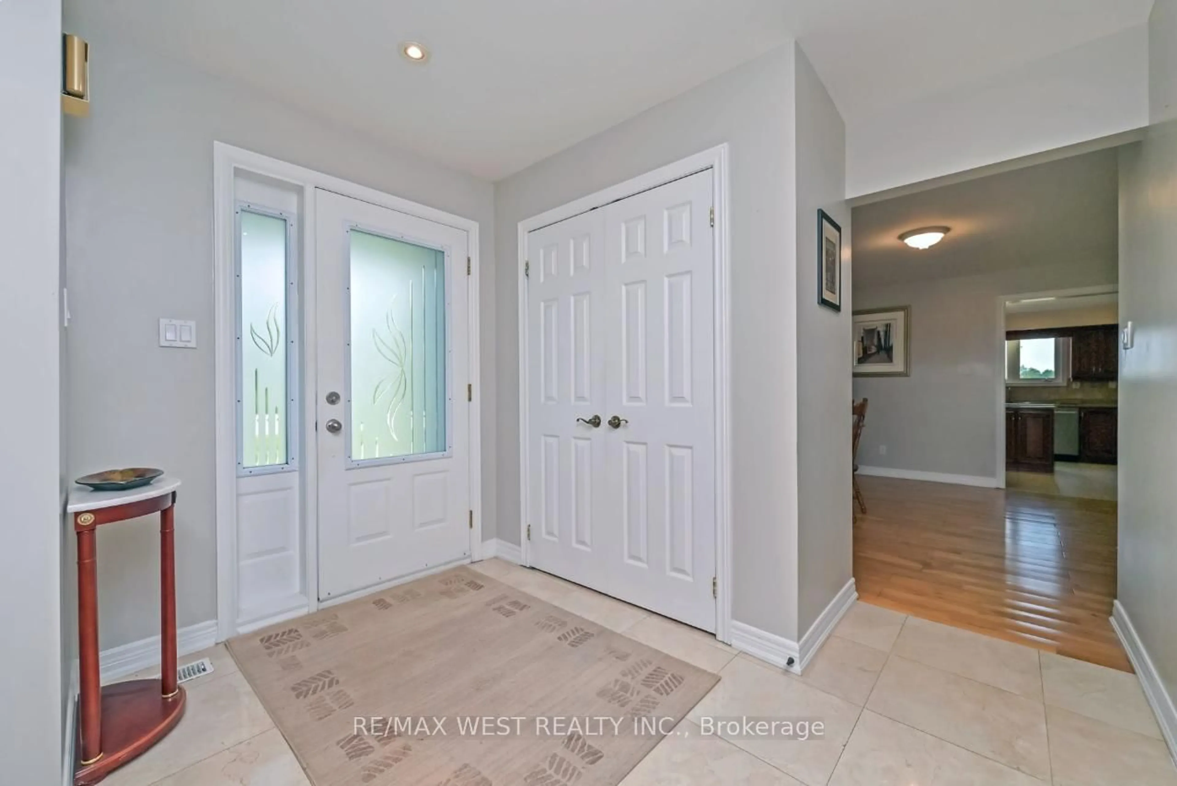 Indoor entryway for 12370 Creditview Rd, Caledon Ontario L7C 1X9