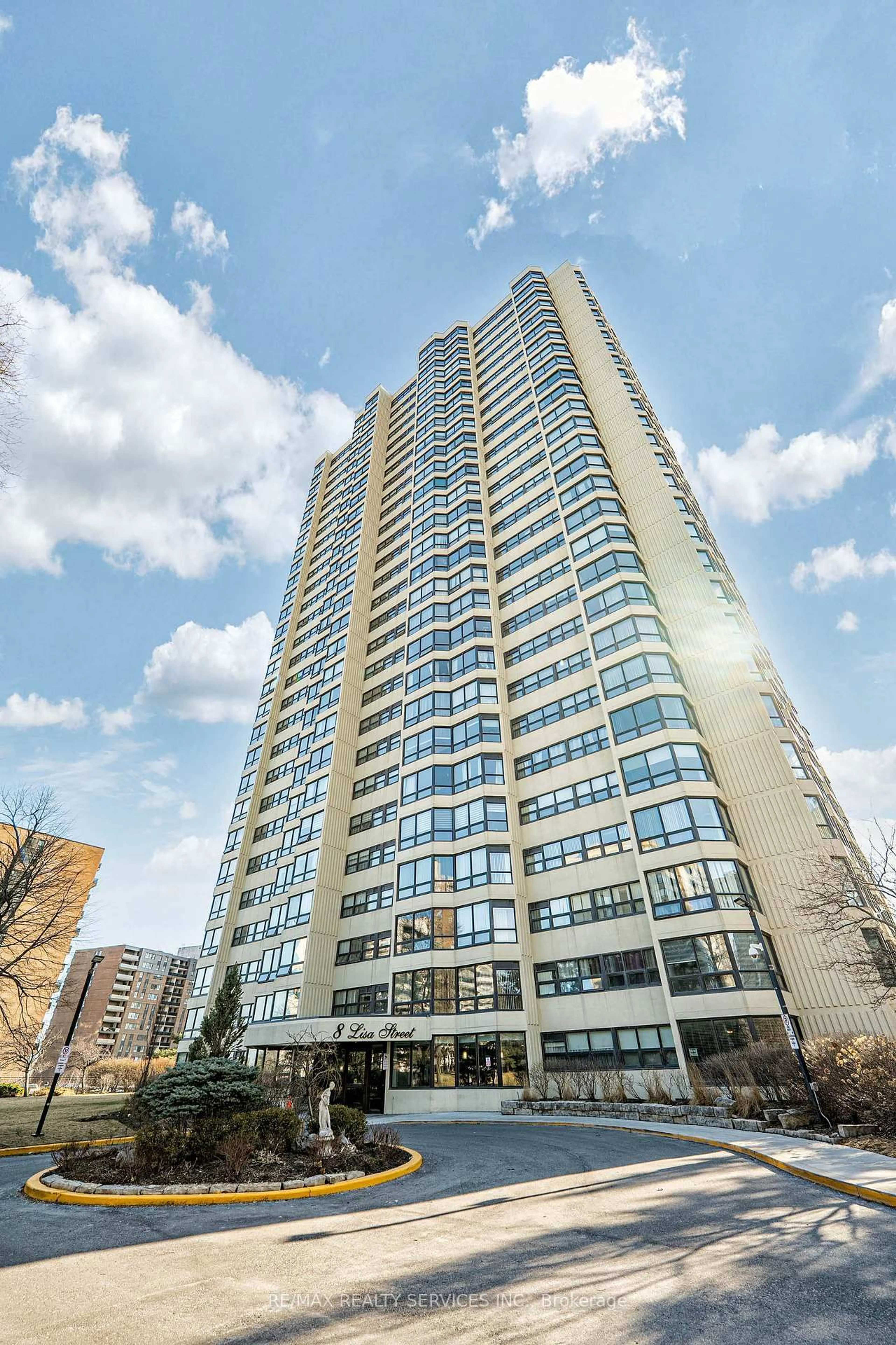 Indoor foyer for 8 Lisa St #1503, Brampton Ontario L6T 4S6