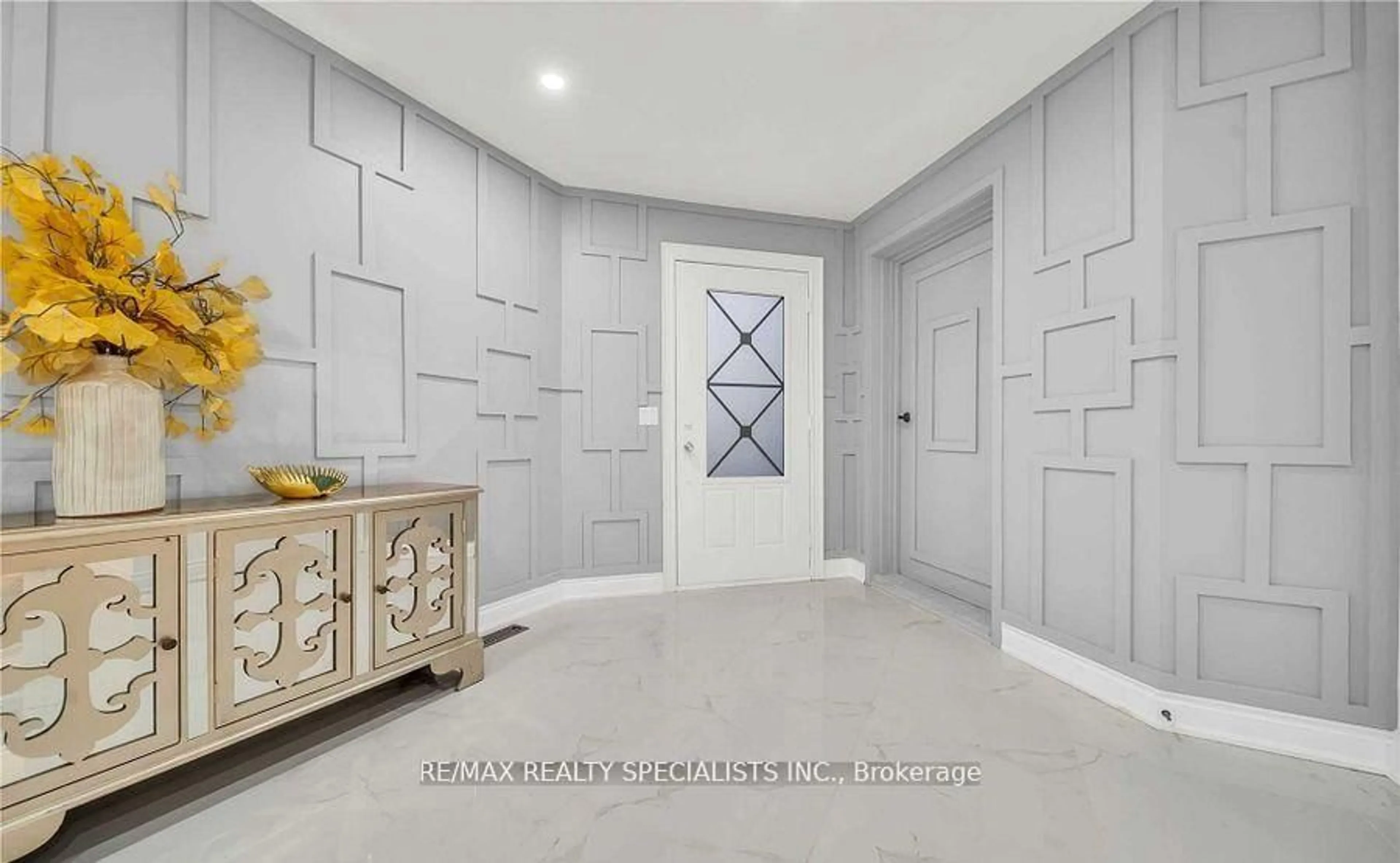 Indoor foyer for 70 Pleasant Valley Pl, Brampton Ontario L6R 5R9