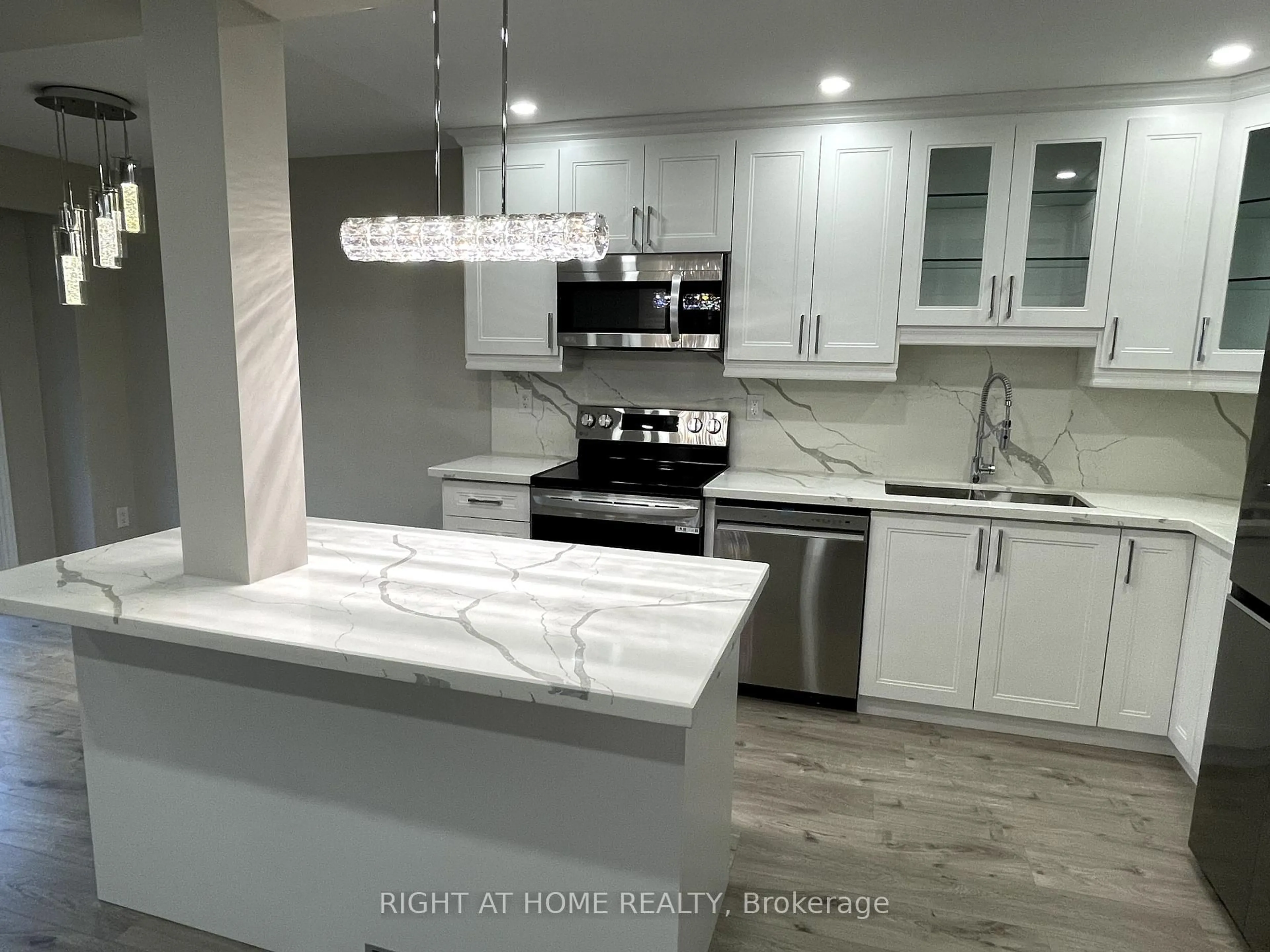 Open concept kitchen, ceramic/tile floor for 3025 Cedarglen Gate #27, Mississauga Ontario L5C 2V7