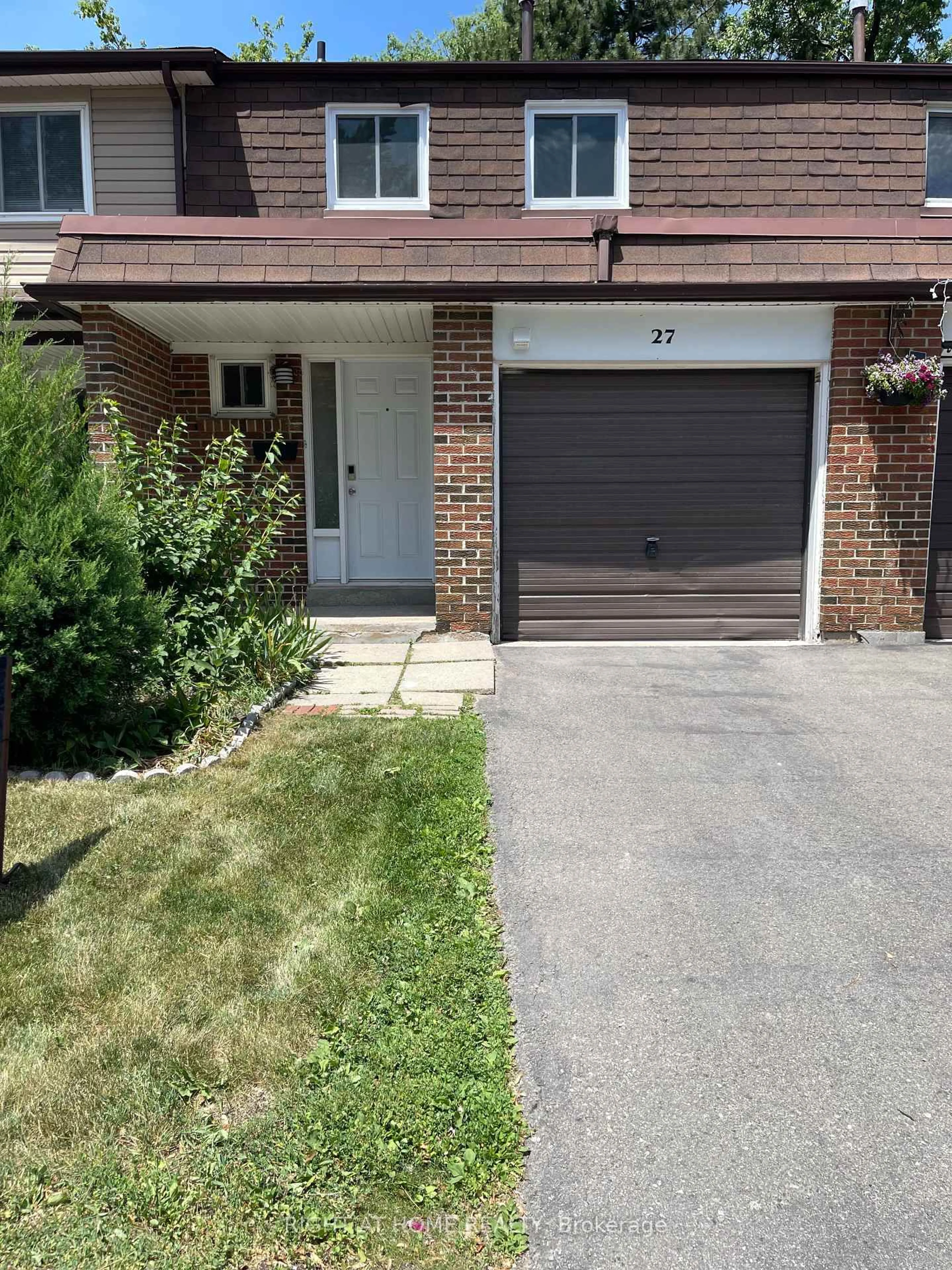 Unknown for 3025 Cedarglen Gate #27, Mississauga Ontario L5C 2V7