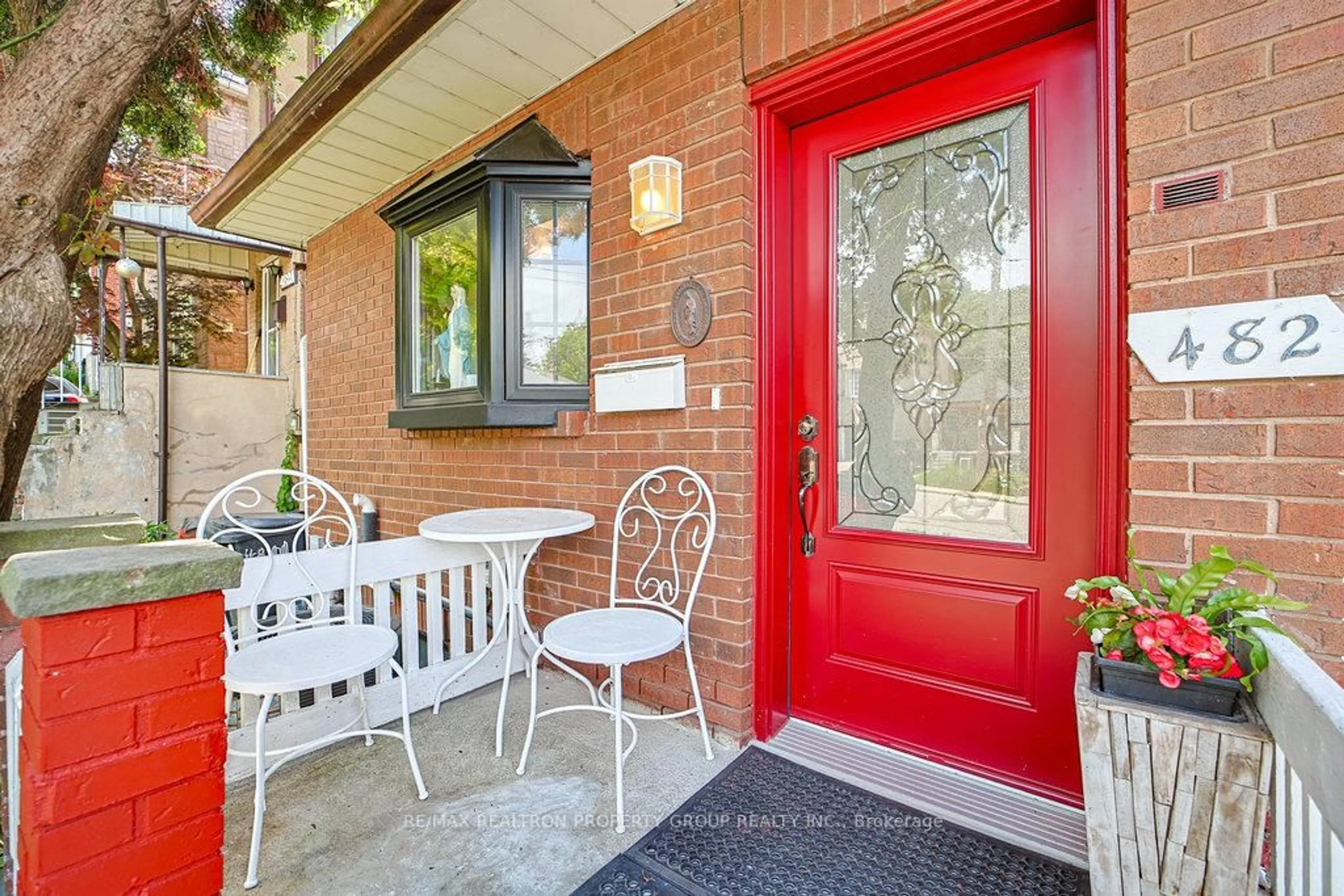 Indoor entryway for 482 Mcroberts Ave, Toronto Ontario M6E 4R4