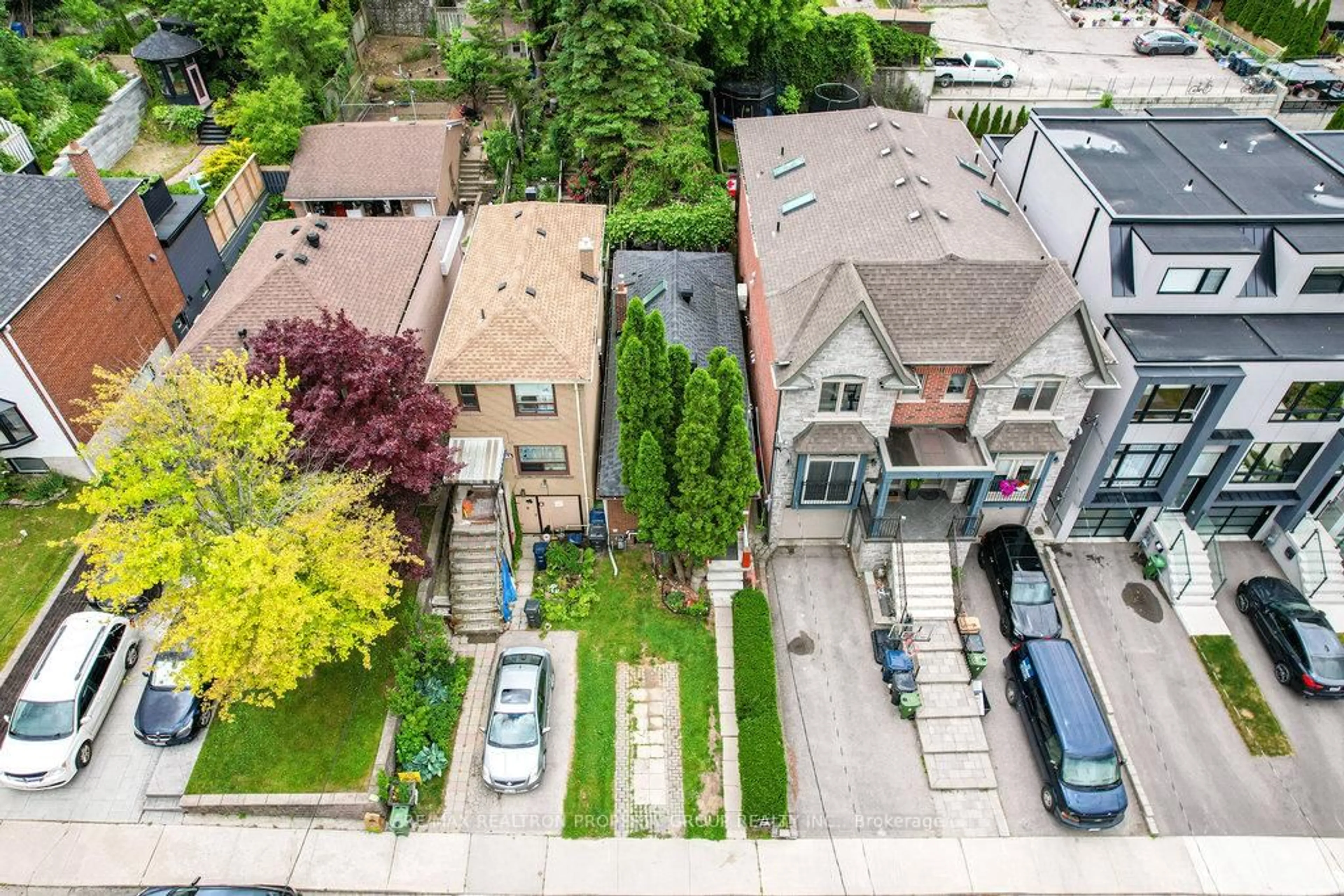 A pic from outside/outdoor area/front of a property/back of a property/a pic from drone, street for 482 Mcroberts Ave, Toronto Ontario M6E 4R4