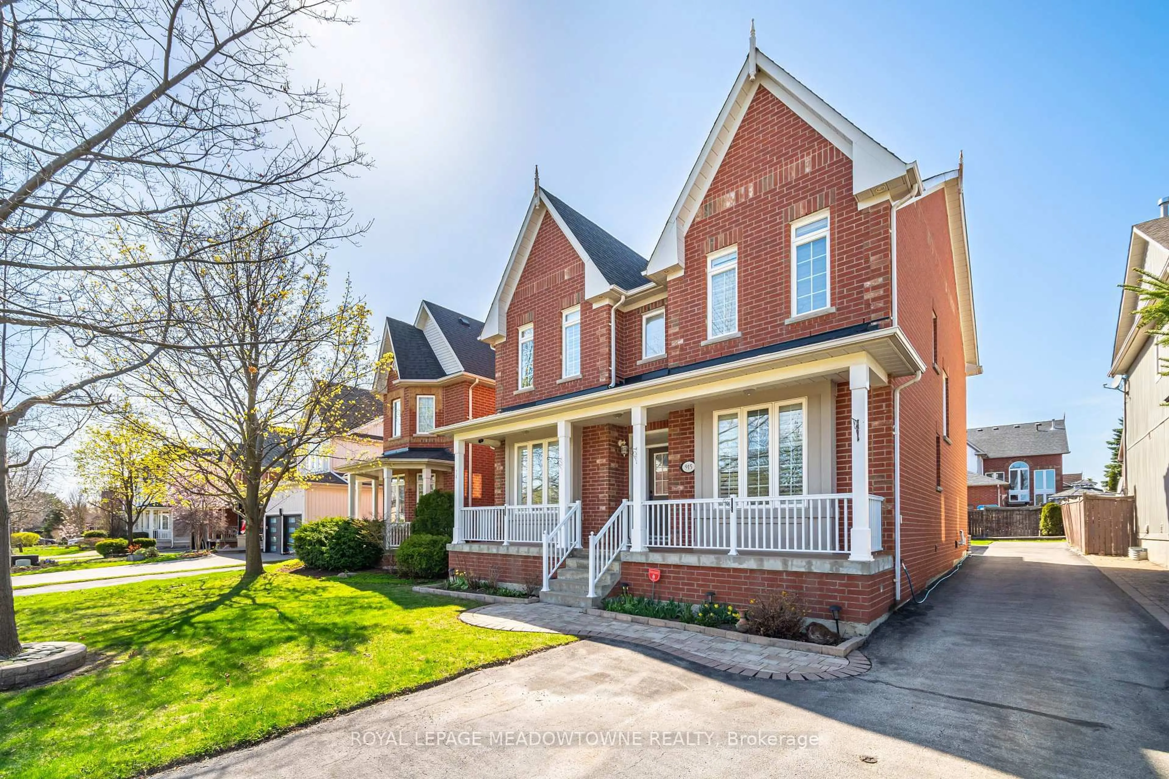 Home with brick exterior material, street for 915 Gaslight Way, Mississauga Ontario L5W 1A2