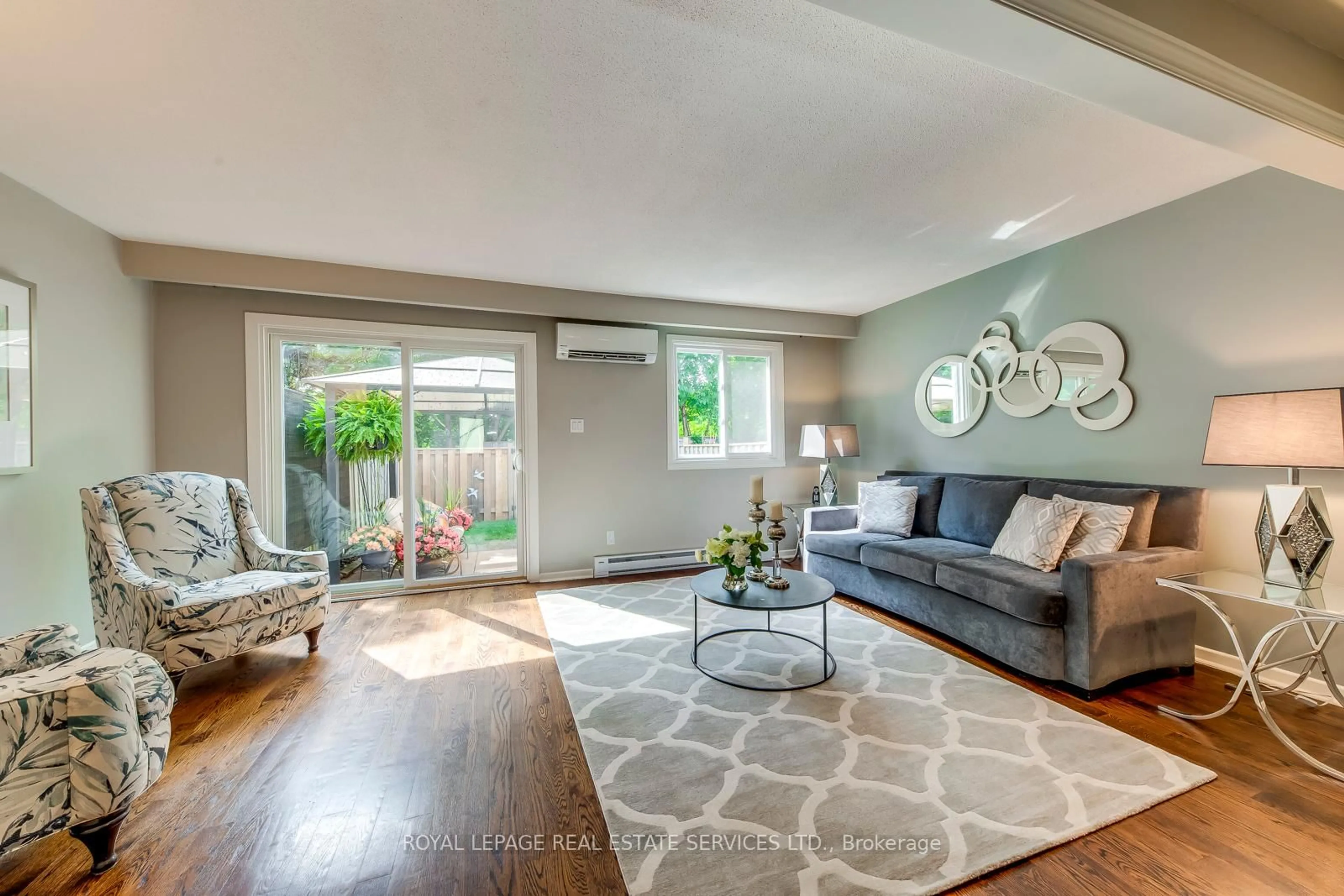 Living room with furniture, unknown for 1444 Sixth Line #26, Oakville Ontario L6H 1X7