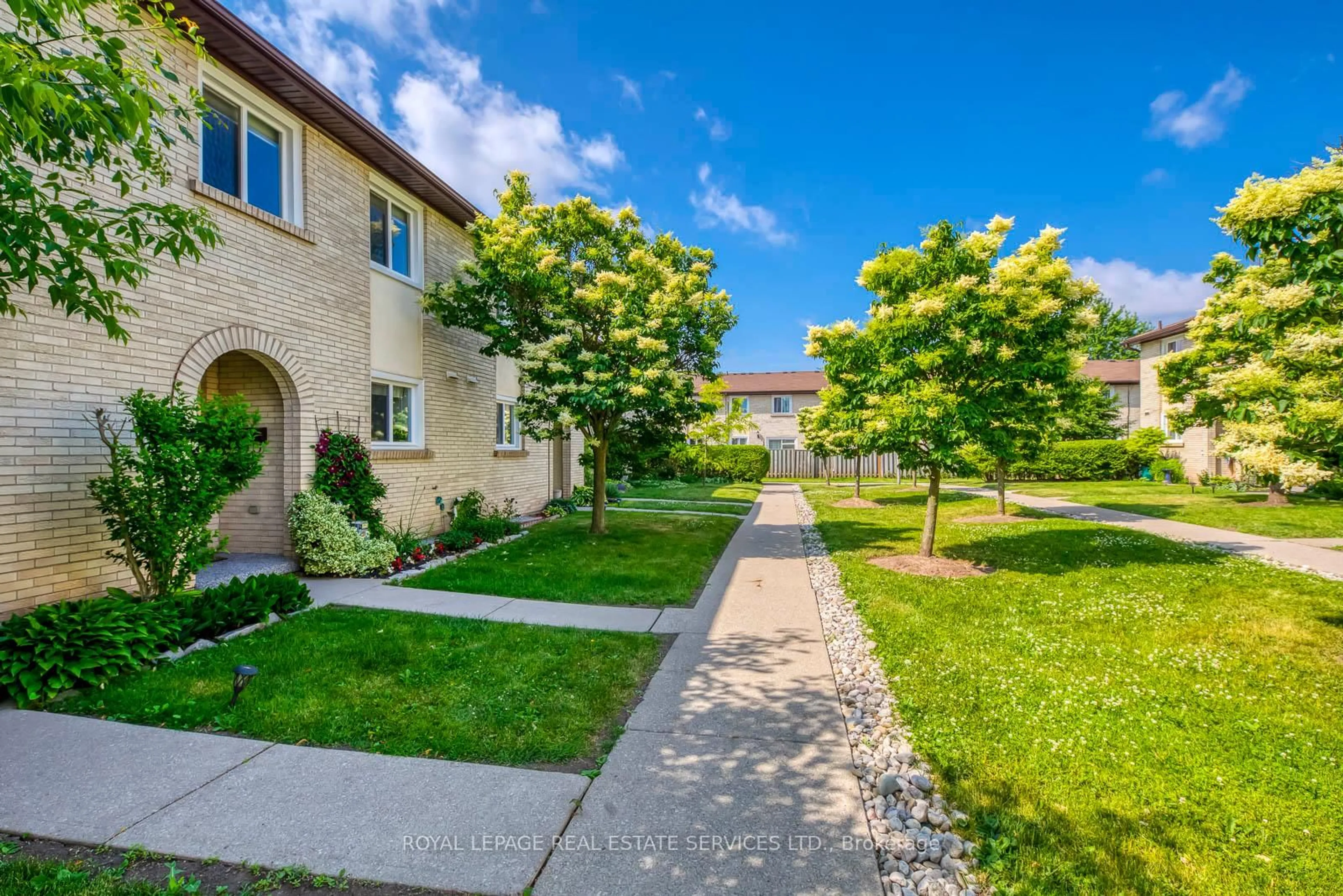 Patio, street for 1444 Sixth Line #26, Oakville Ontario L6H 1X7