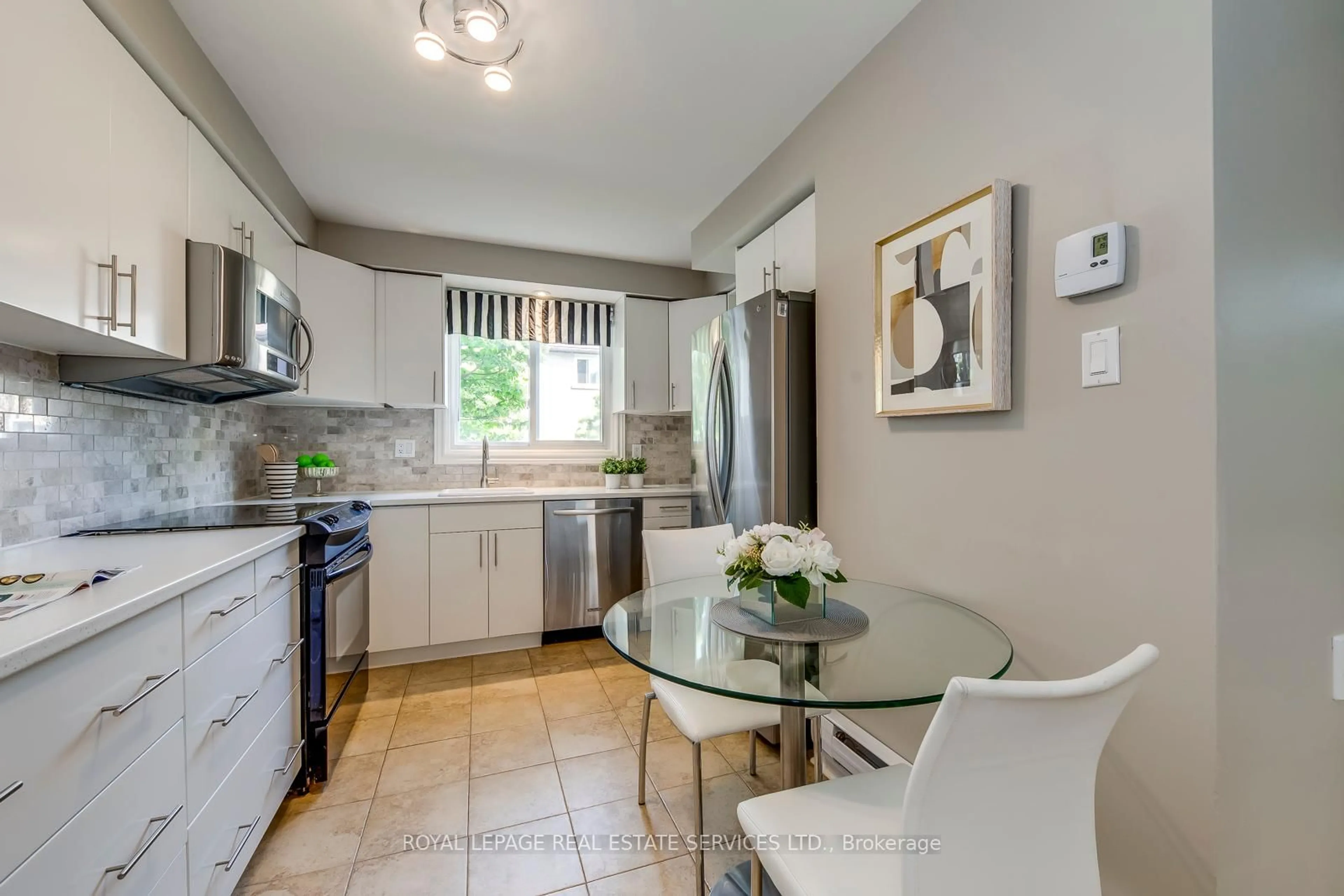 Open concept kitchen, ceramic/tile floor for 1444 Sixth Line #26, Oakville Ontario L6H 1X7