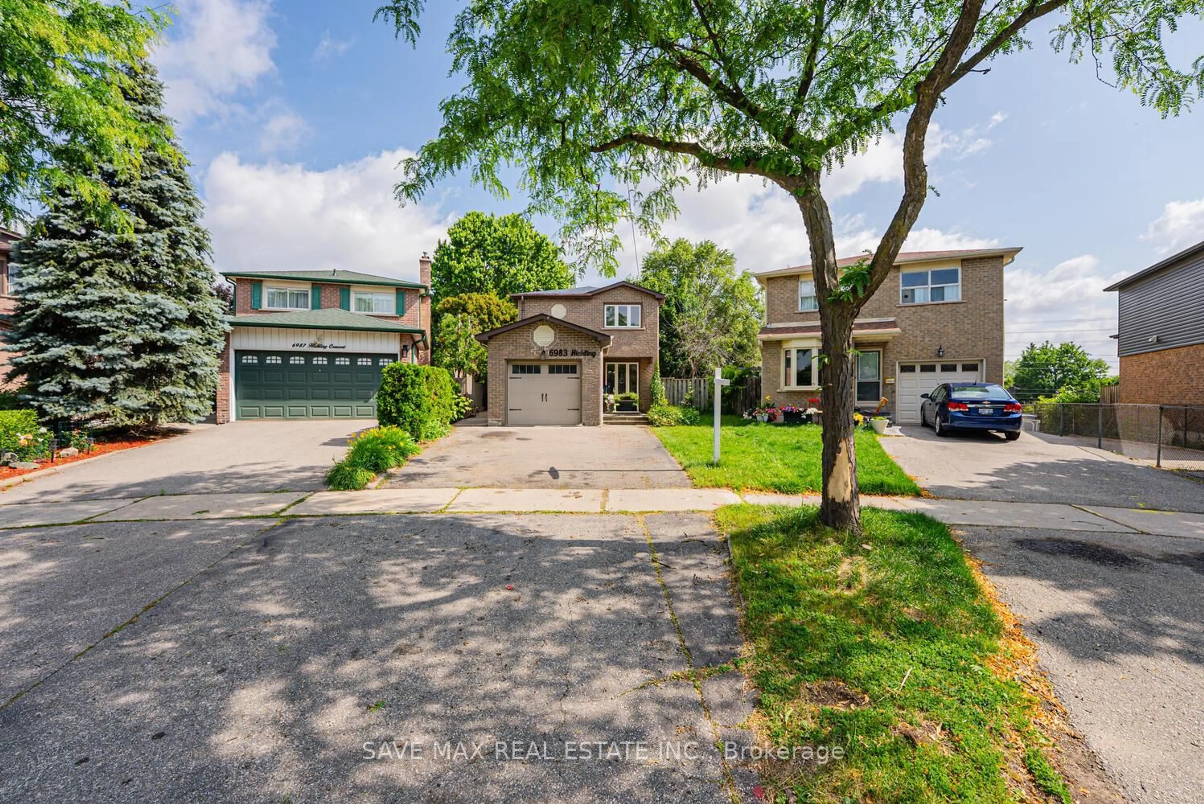 A pic from outside/outdoor area/front of a property/back of a property/a pic from drone, street for 6983 Hickling Cres, Mississauga Ontario L5N 5A7
