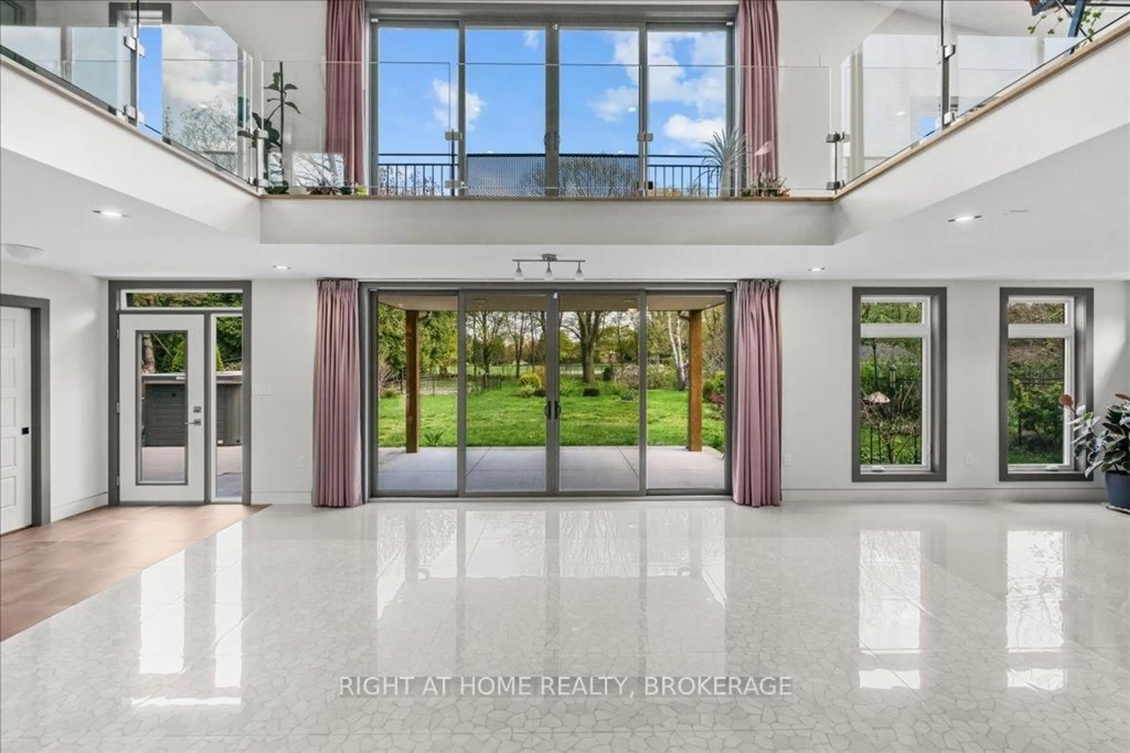 Indoor foyer for 704 Cedar Ave, Burlington Ontario L7T 2R7