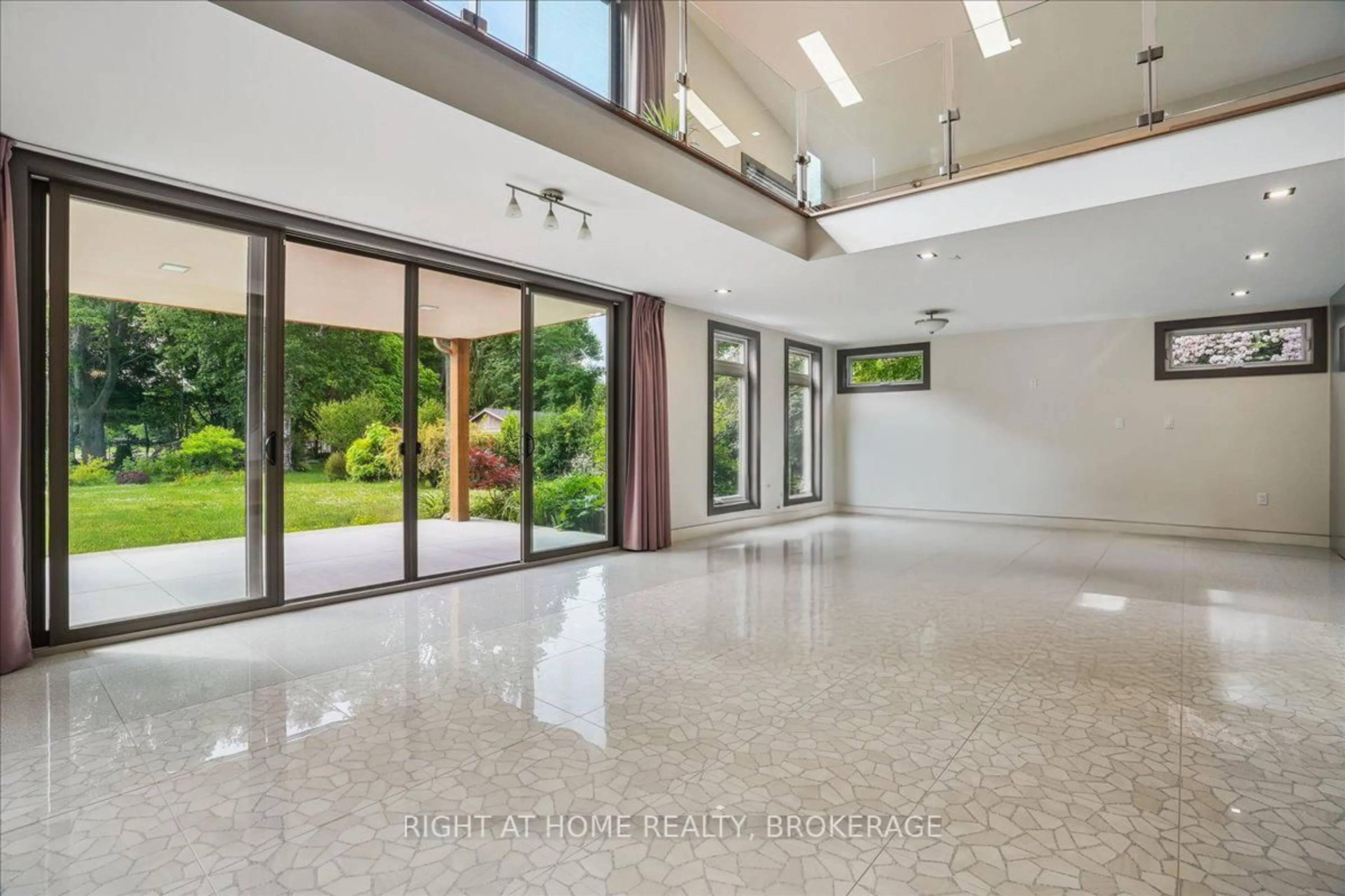 Indoor foyer for 704 Cedar Ave, Burlington Ontario L7T 2R7