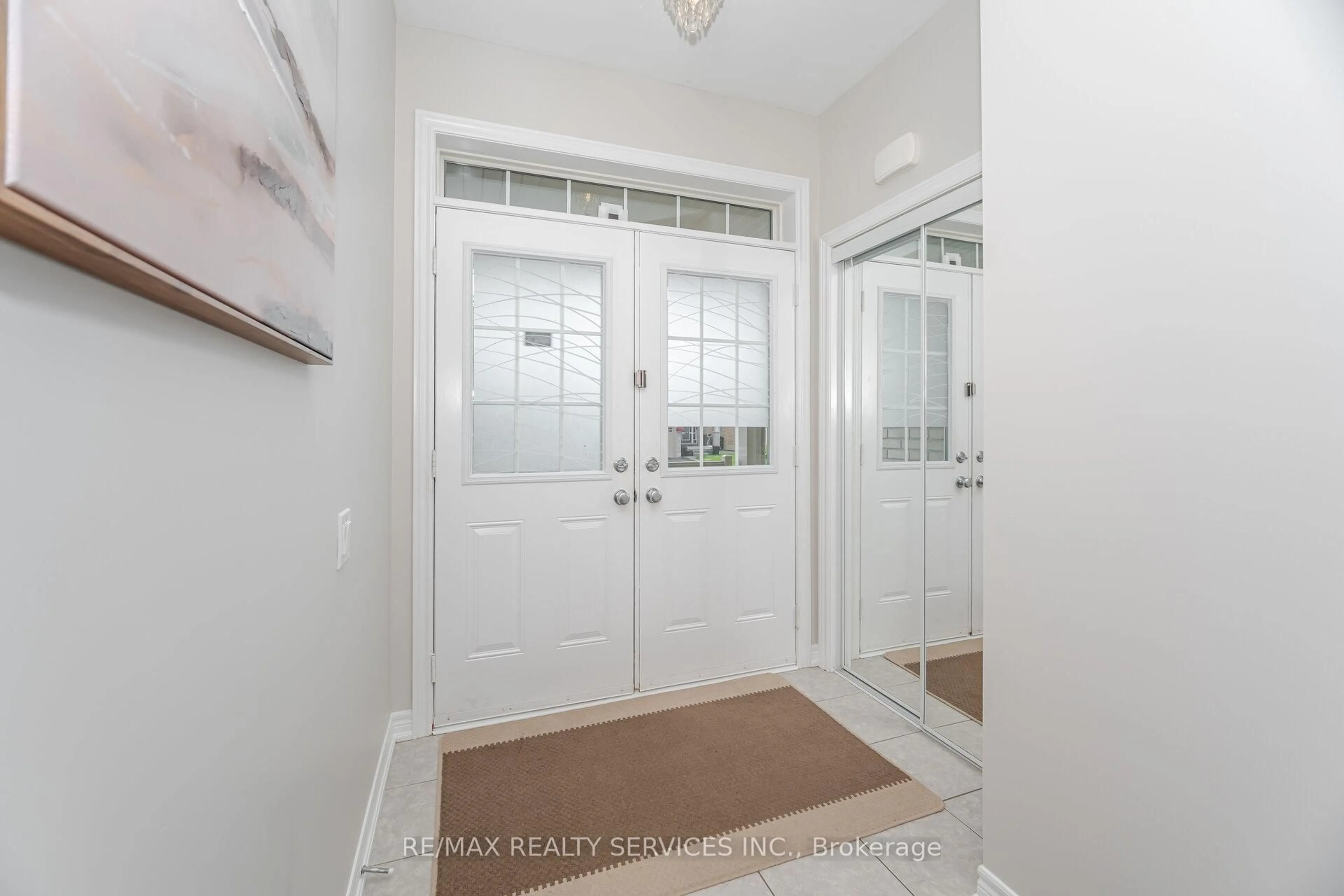 Indoor entryway for 20 Blackberry Valley Cres, Caledon Ontario L7C 3Z9