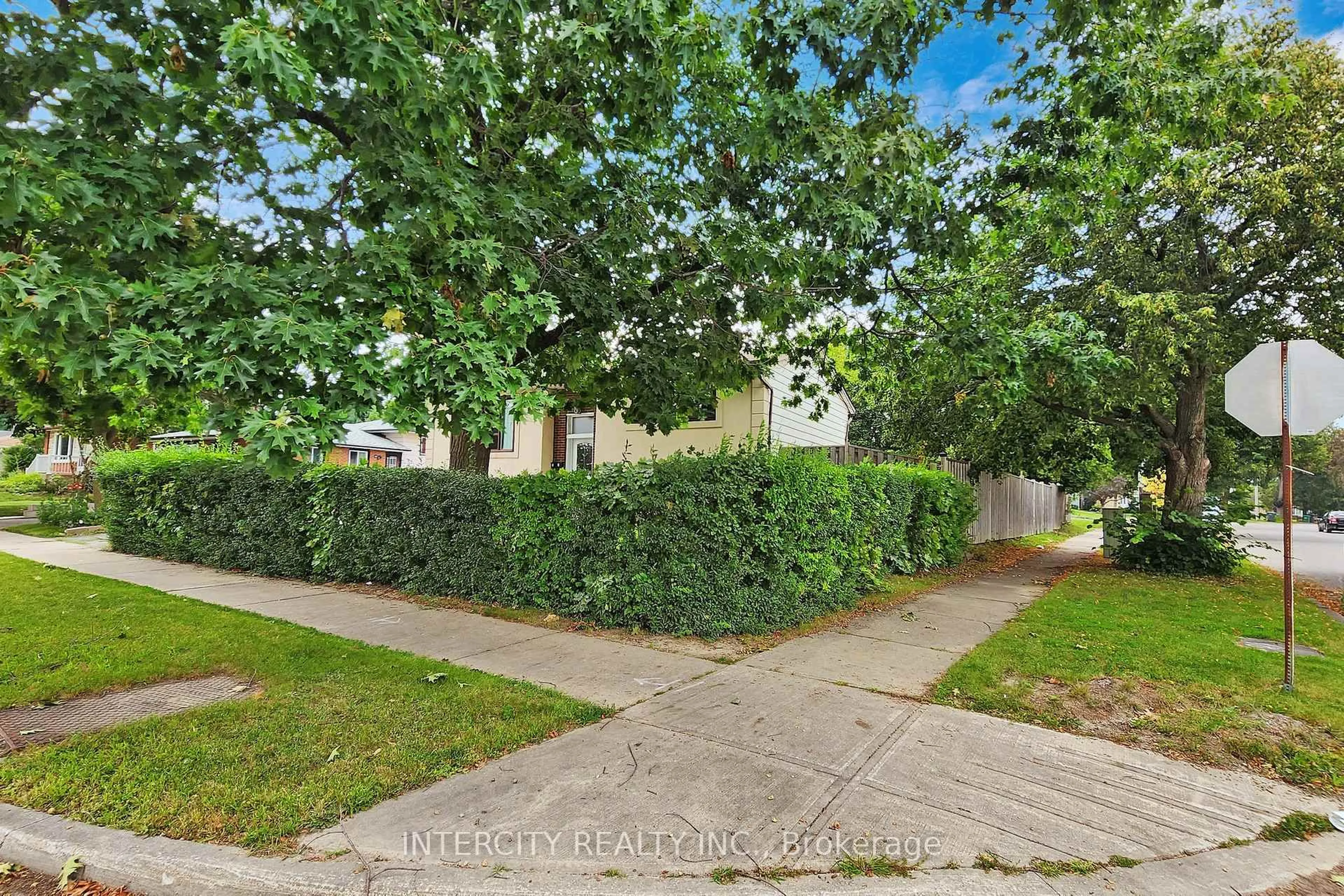 A pic from outside/outdoor area/front of a property/back of a property/a pic from drone, street for 122 Rutherford Rd, Brampton Ontario L6V 2J5