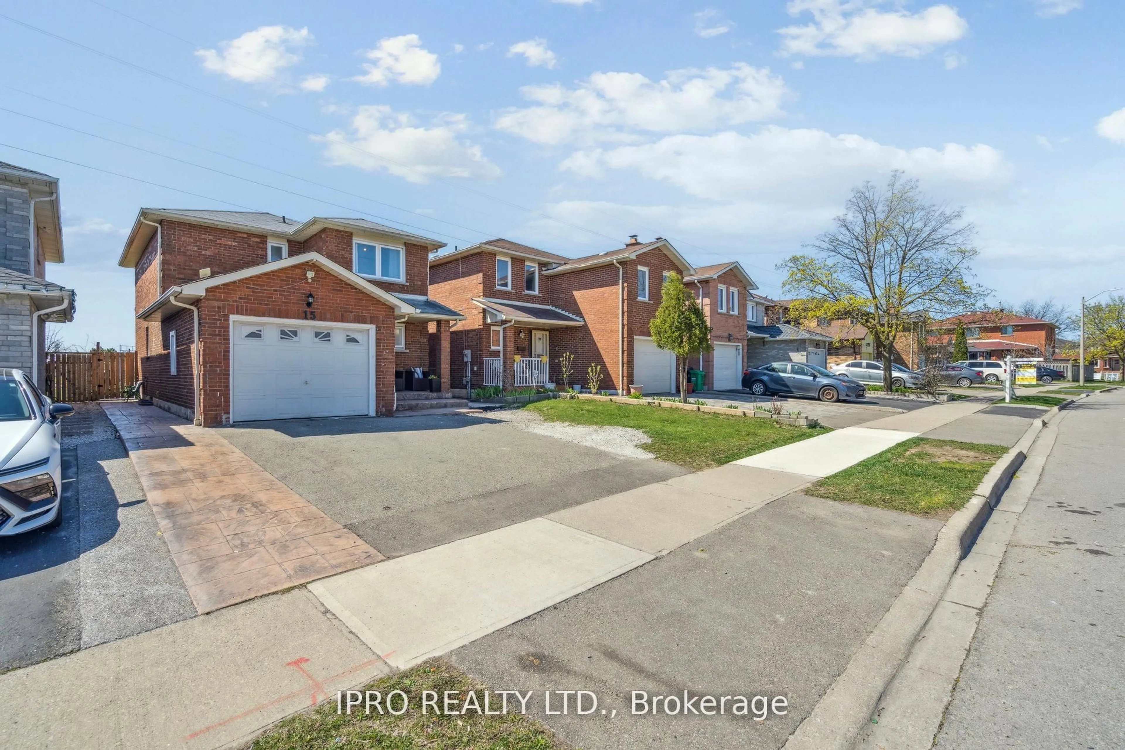 A pic from outside/outdoor area/front of a property/back of a property/a pic from drone, street for 15 Fallen Oak Crt, Brampton Ontario L6Y 3T6