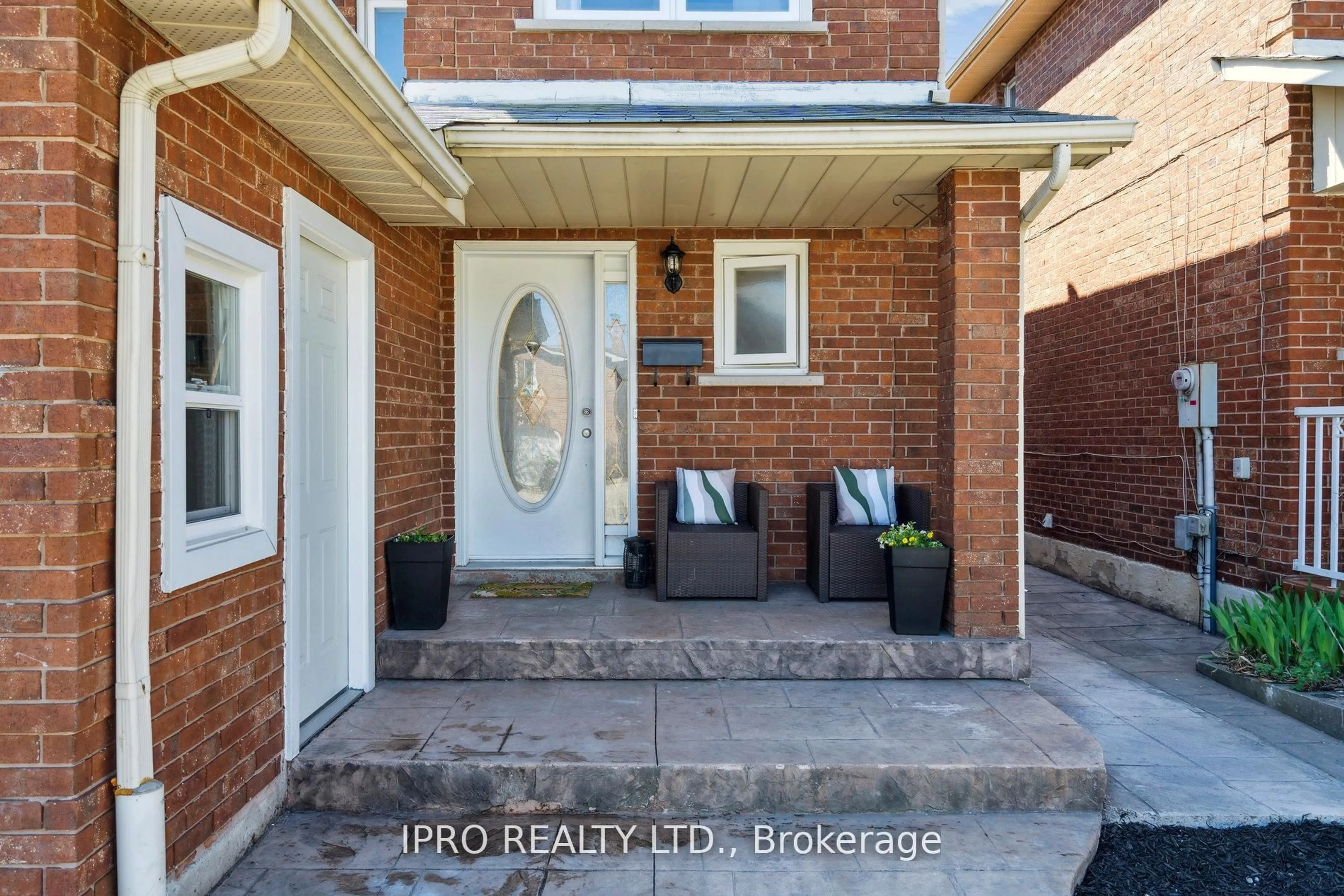 Indoor entryway for 15 Fallen Oak Crt, Brampton Ontario L6Y 3T6