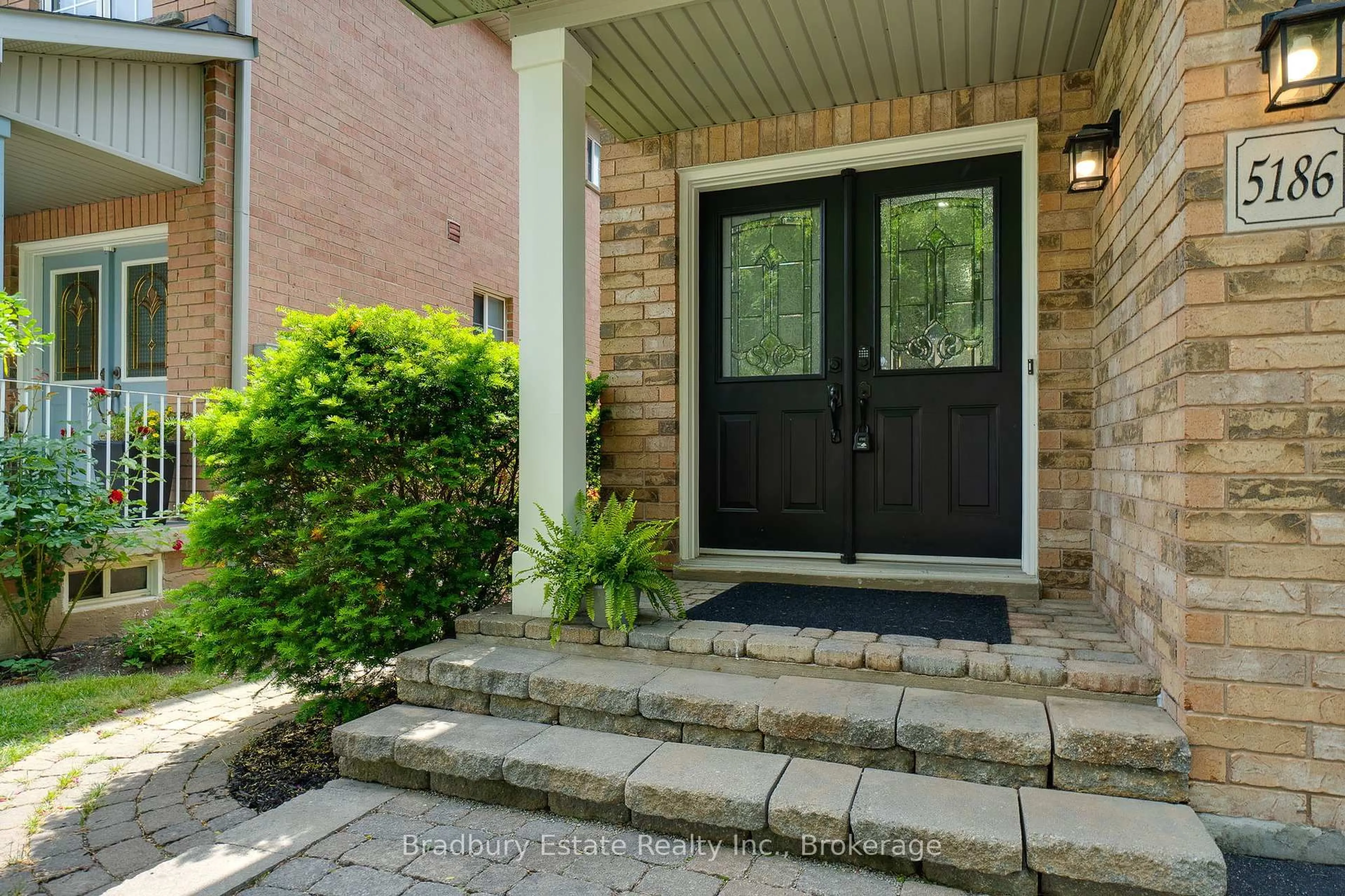 Indoor entryway for 5186 Thornburn Dr, Burlington Ontario L7L 6R4