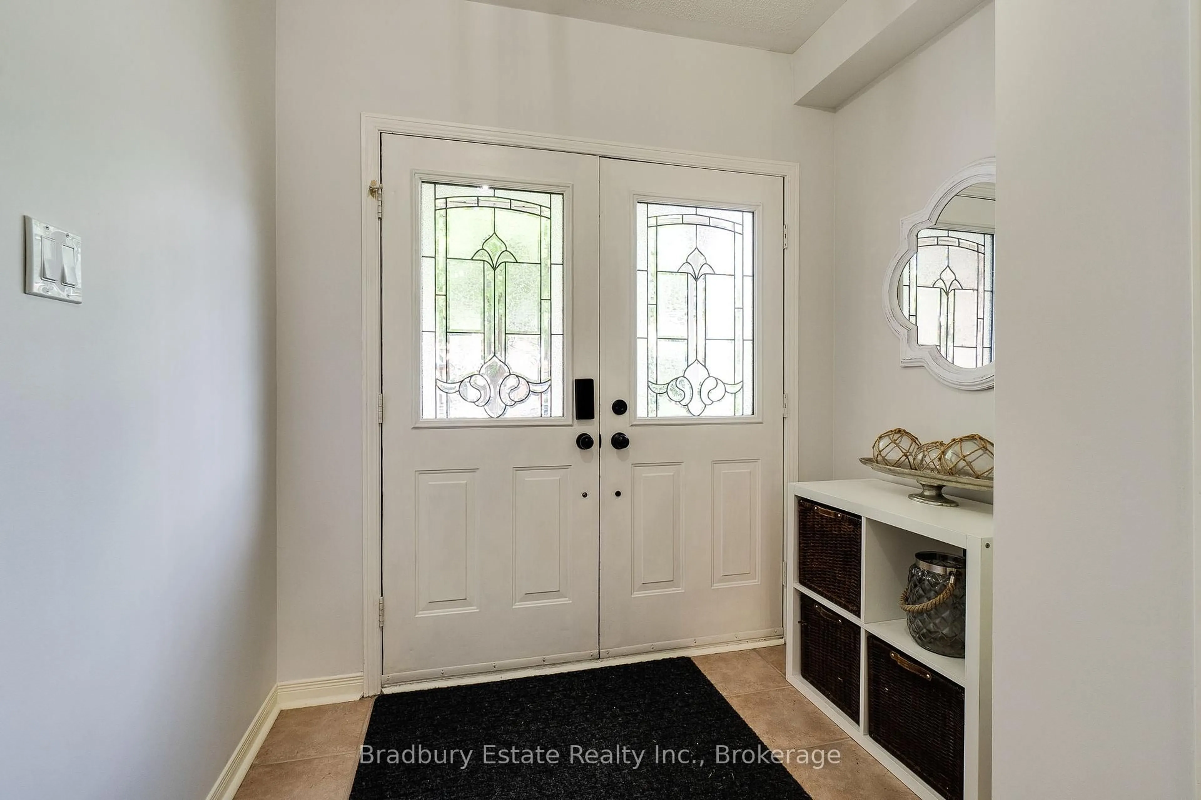 Indoor entryway for 5186 Thornburn Dr, Burlington Ontario L7L 6R4