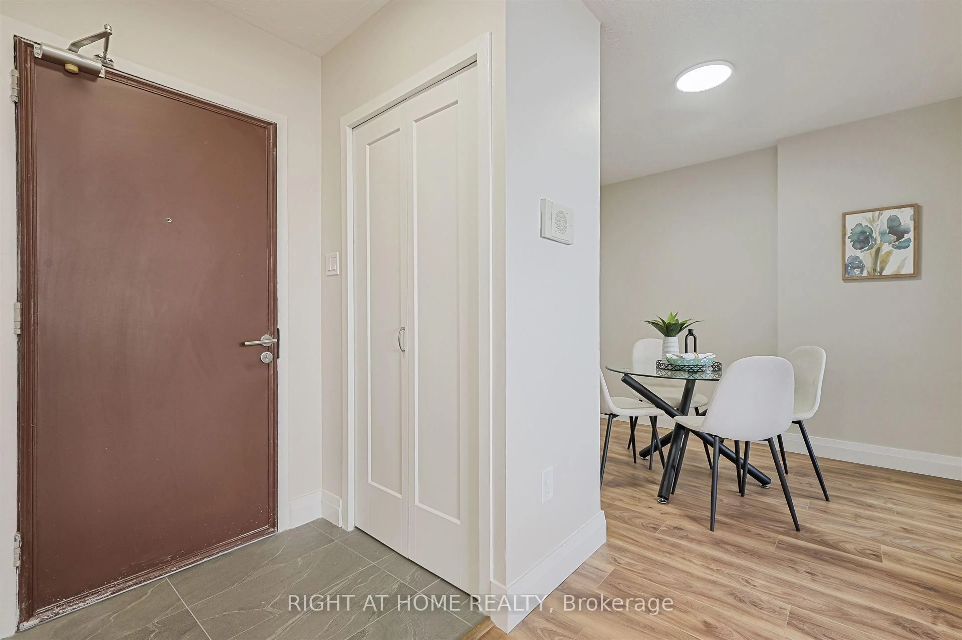 Indoor entryway for 235 Grandravine Dr #812, Toronto Ontario M3N 1J2
