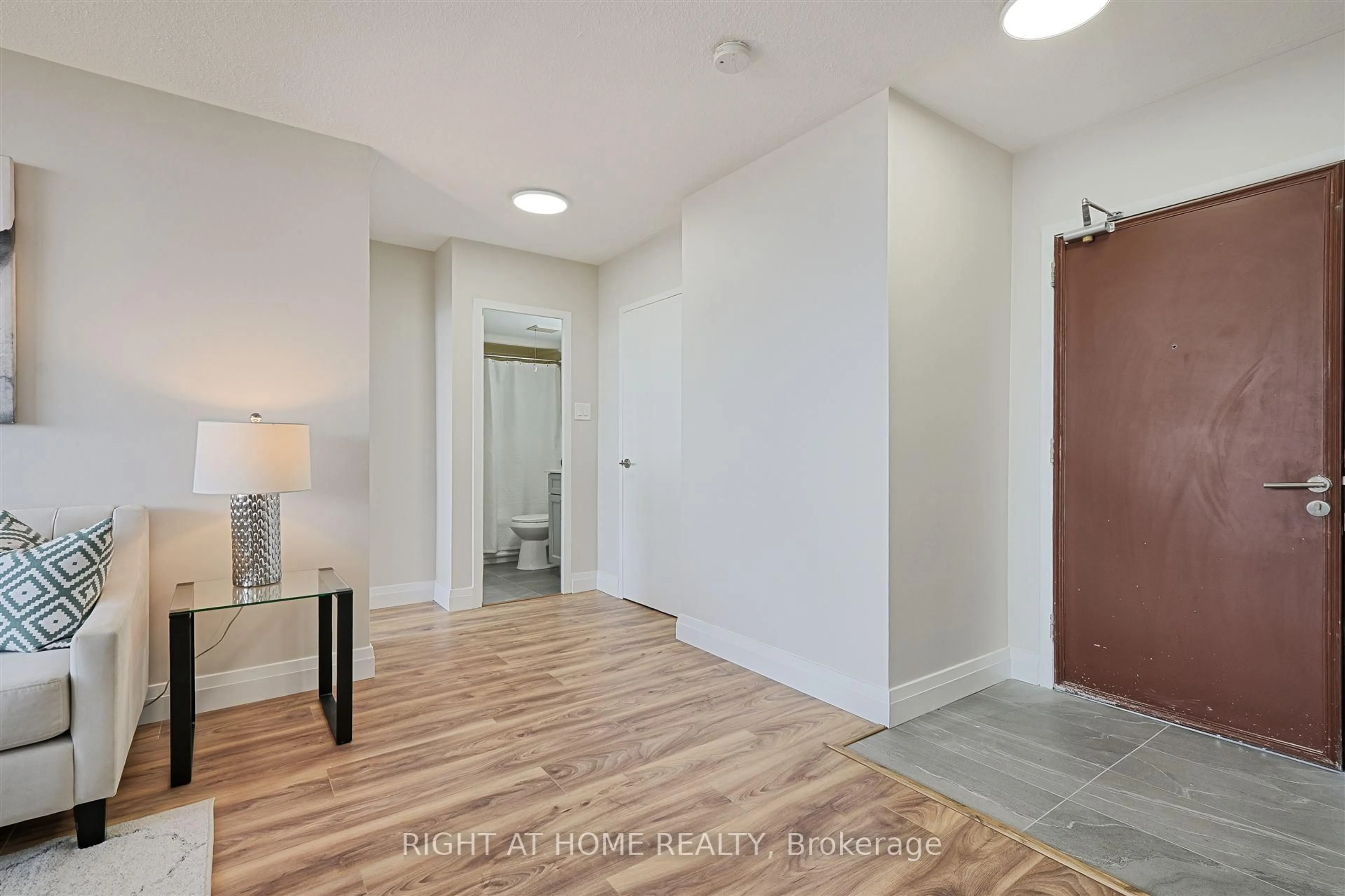 Indoor entryway for 235 Grandravine Dr #812, Toronto Ontario M3N 1J2