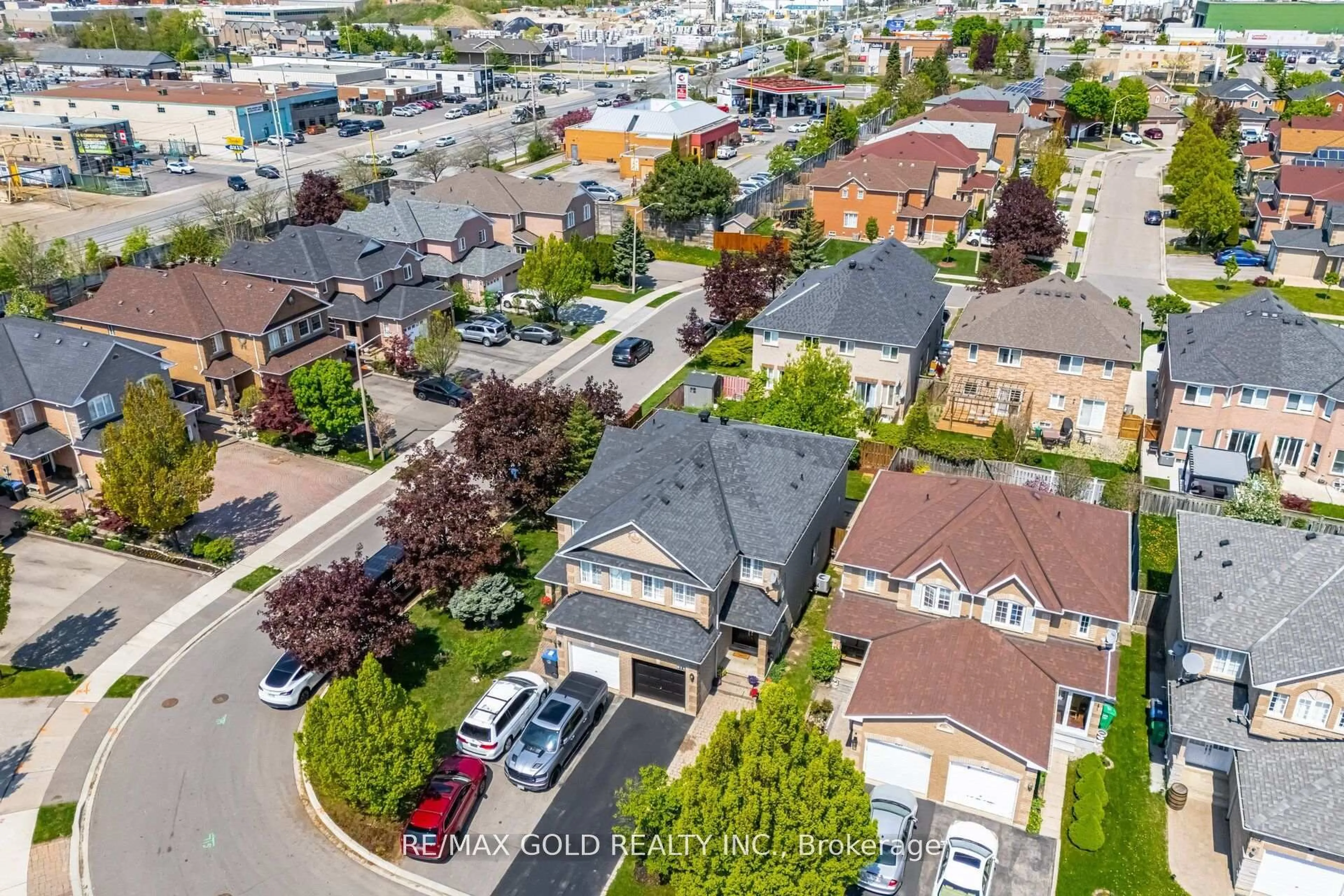 A pic from outside/outdoor area/front of a property/back of a property/a pic from drone, street for 614 Summer Park Cres, Mississauga Ontario L5B 4E9