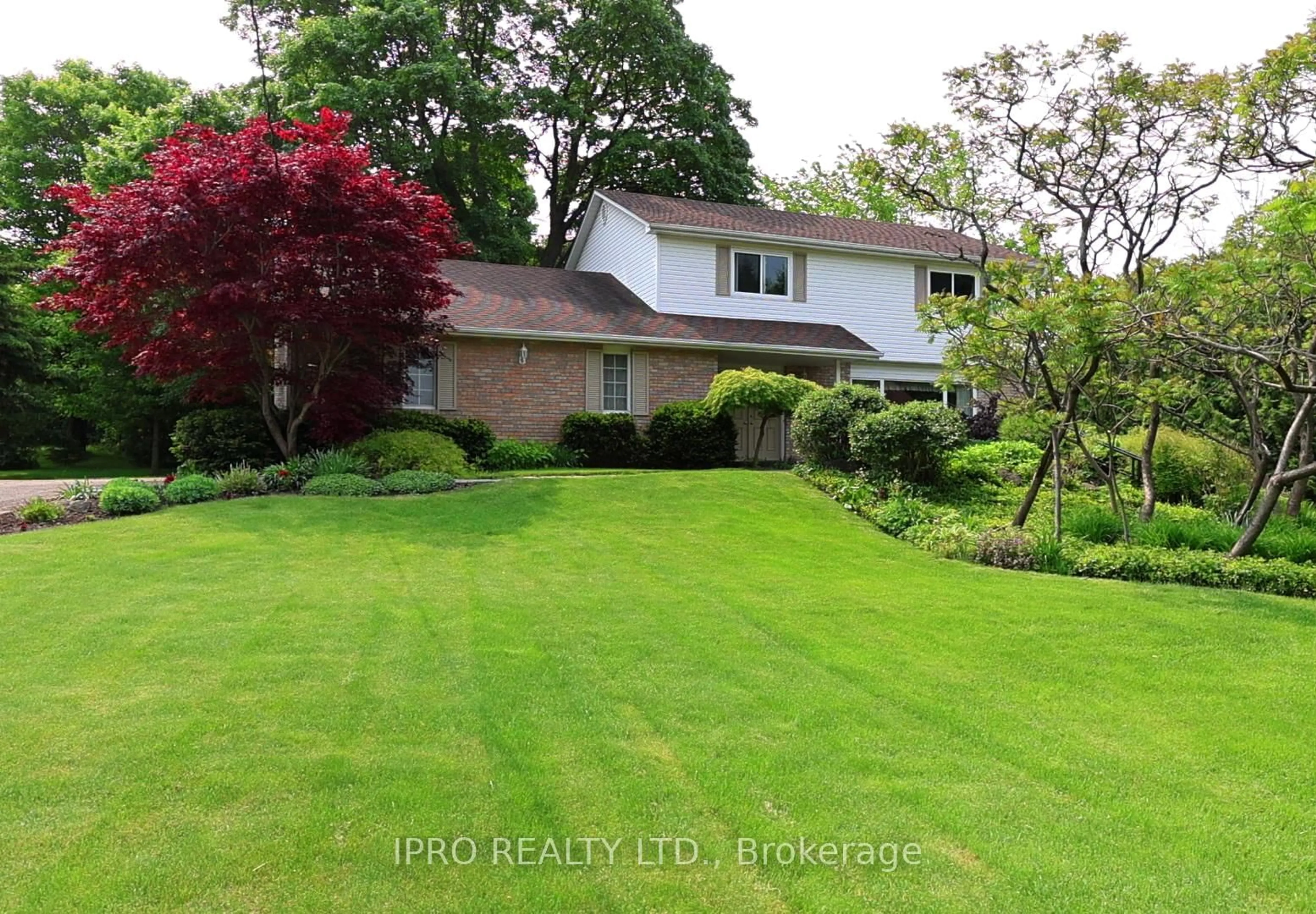A pic from outside/outdoor area/front of a property/back of a property/a pic from drone, unknown for 12826 Silvercreek Dr, Halton Hills Ontario L7G 4S4