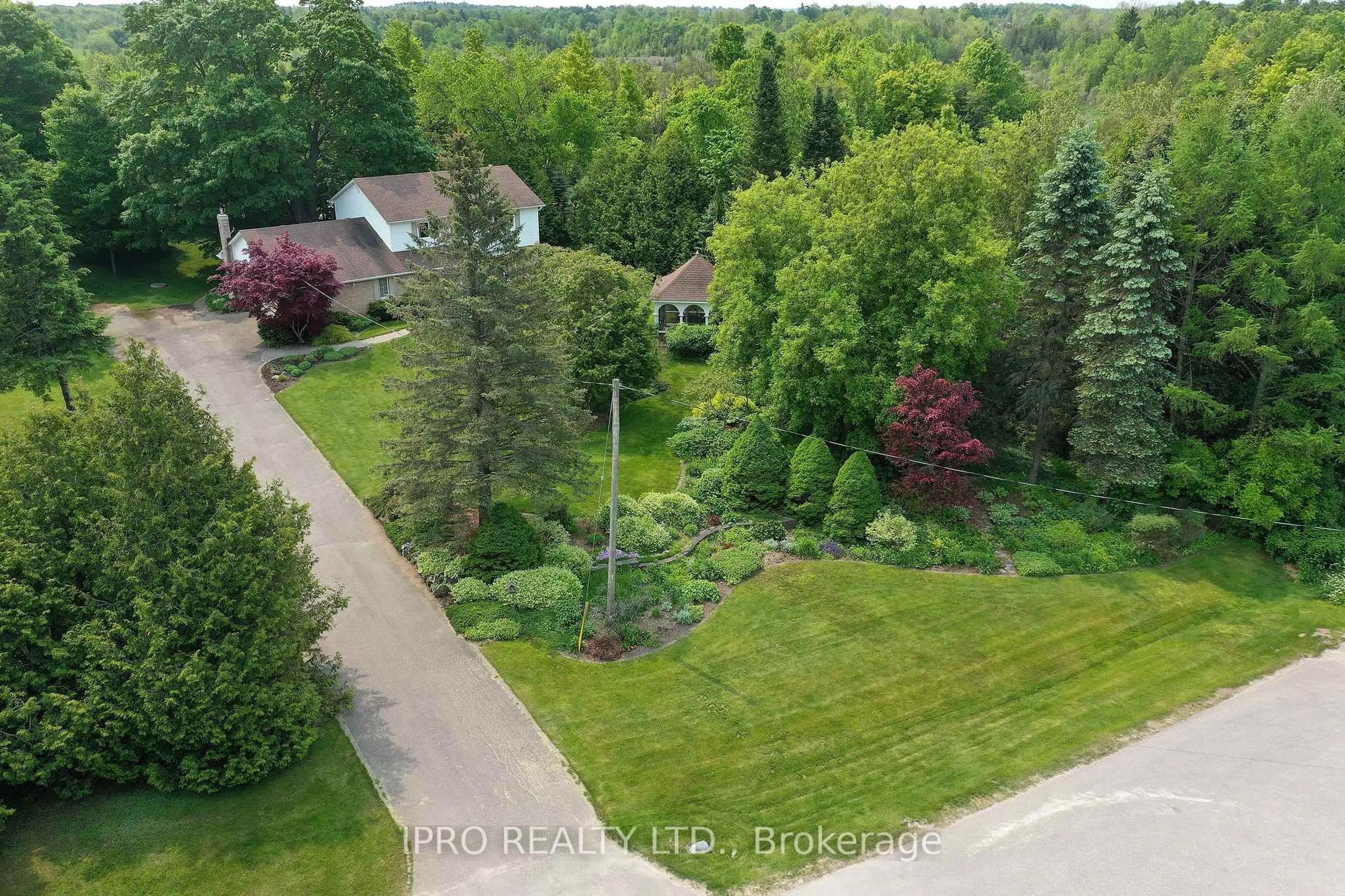 A pic from outside/outdoor area/front of a property/back of a property/a pic from drone, street for 12826 Silvercreek Dr, Halton Hills Ontario L7G 4S4