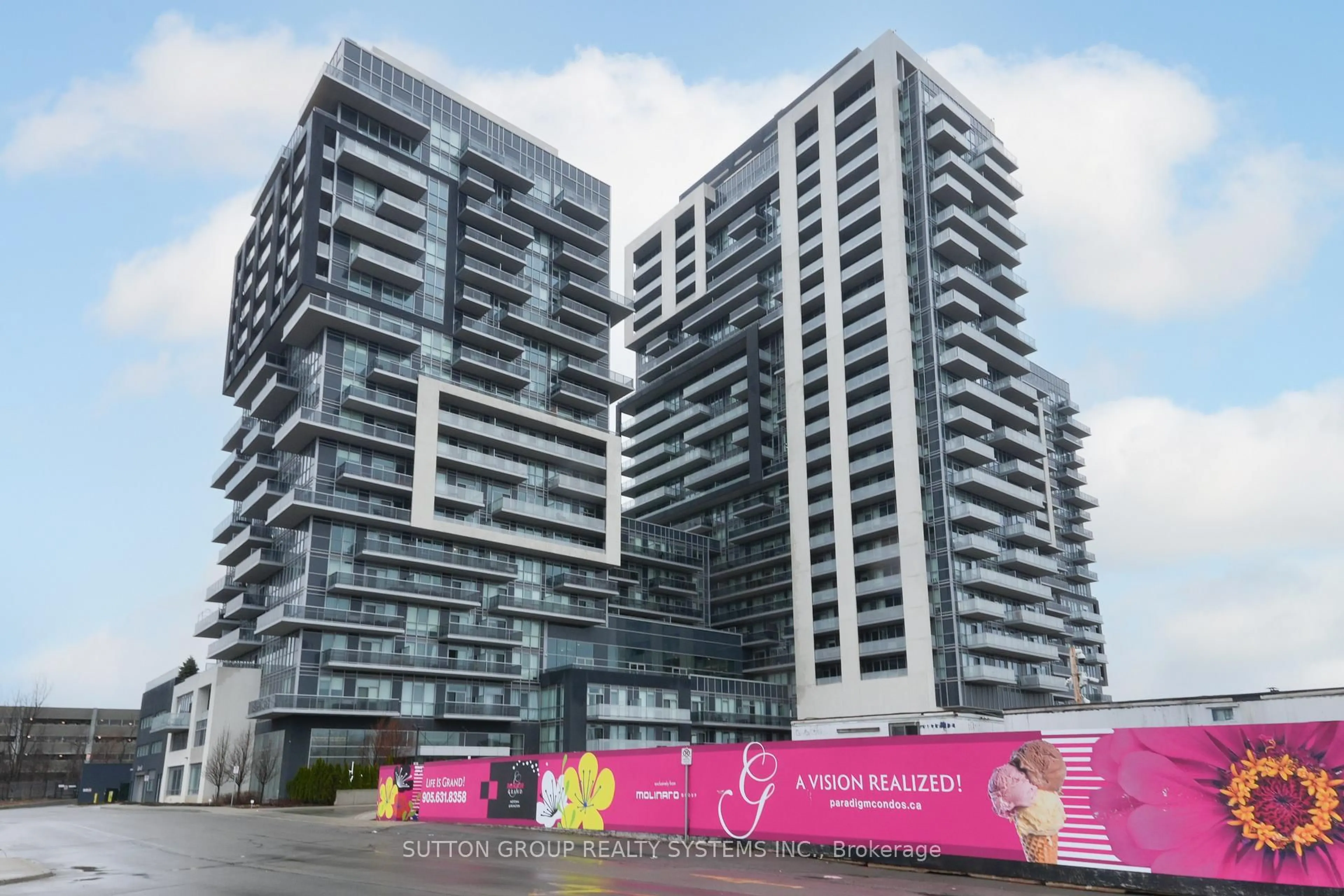 Indoor foyer for 2087 Fairview St #2307, Burlington Ontario L7R 0E5