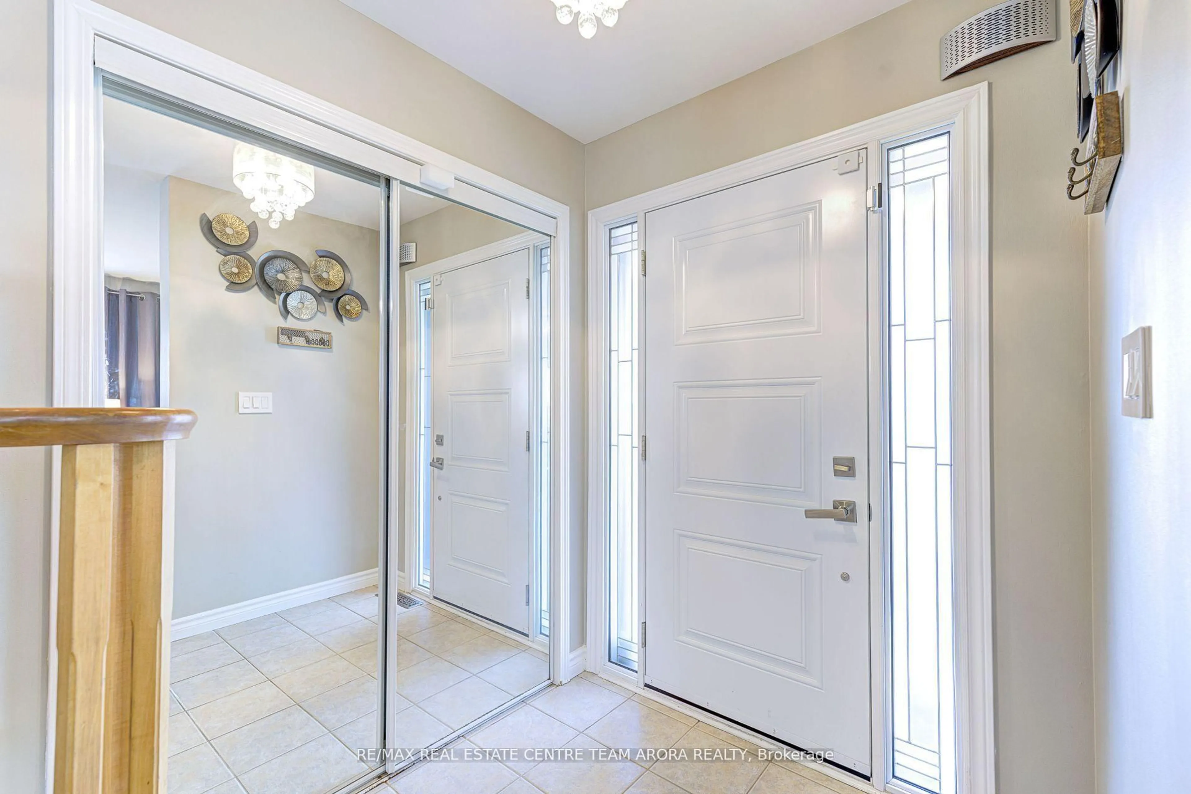 Indoor entryway for 1645 Clark Blvd, Milton Ontario L9T 5Z6