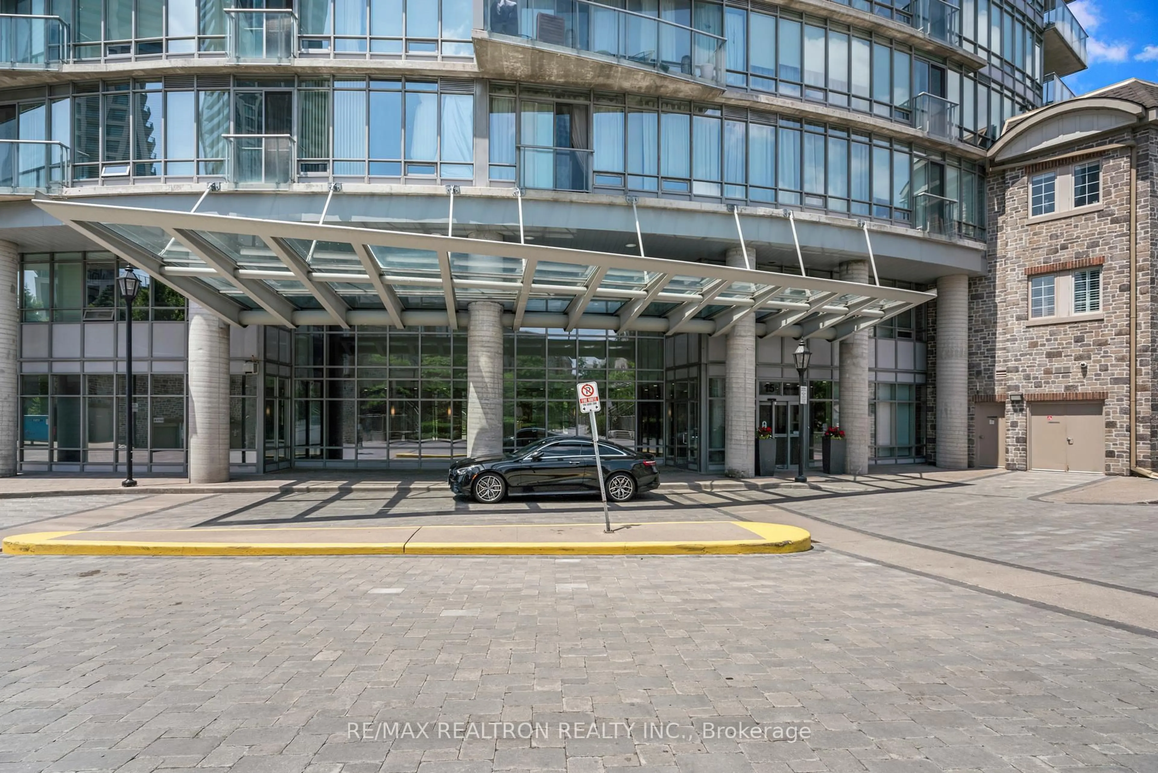 Indoor foyer for 15 Windermere Ave #2401, Toronto Ontario M6S 5A2