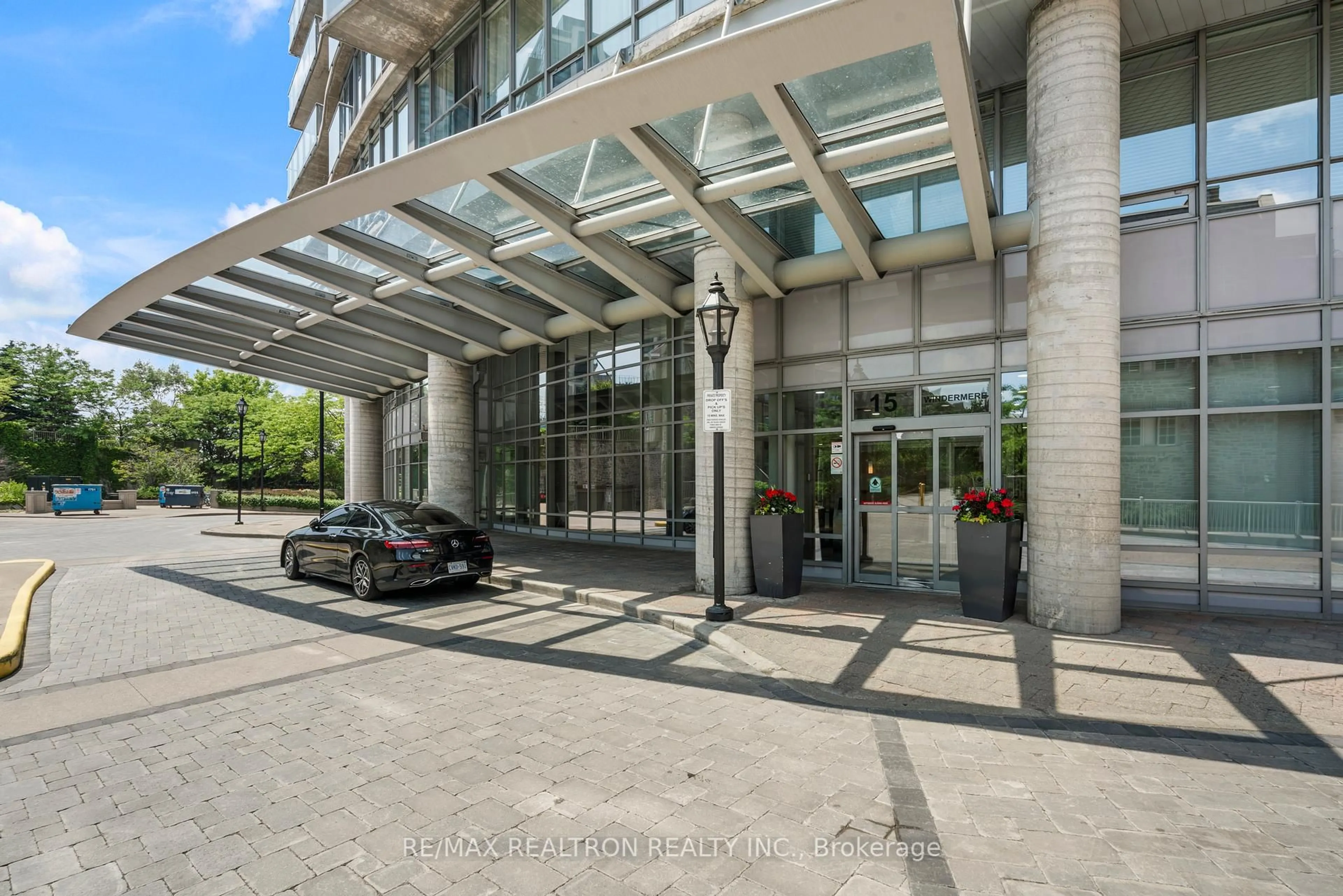 Indoor foyer for 15 Windermere Ave #2401, Toronto Ontario M6S 5A2