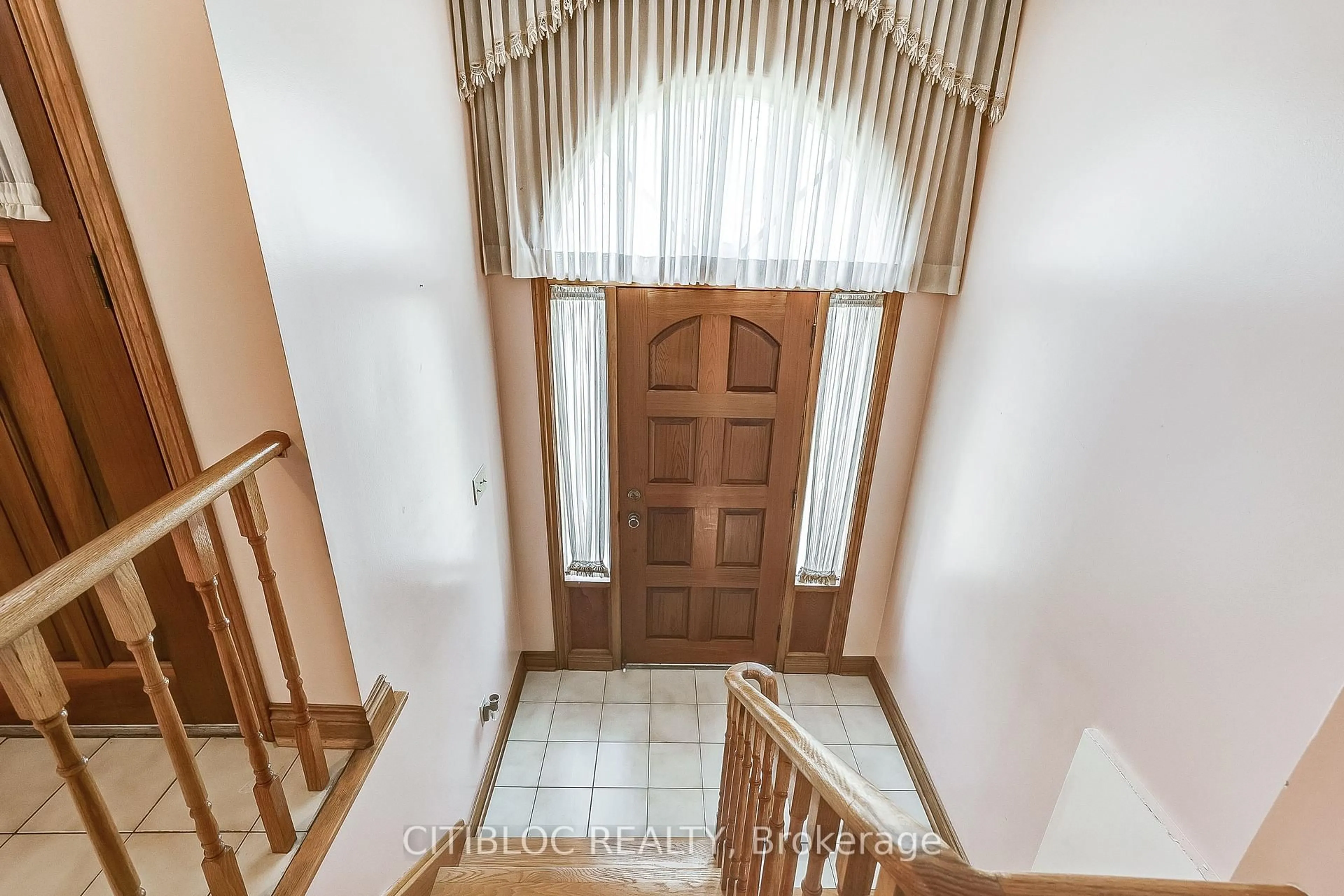 Indoor foyer for 3 Everglades Dr, Toronto Ontario M6L 1J1