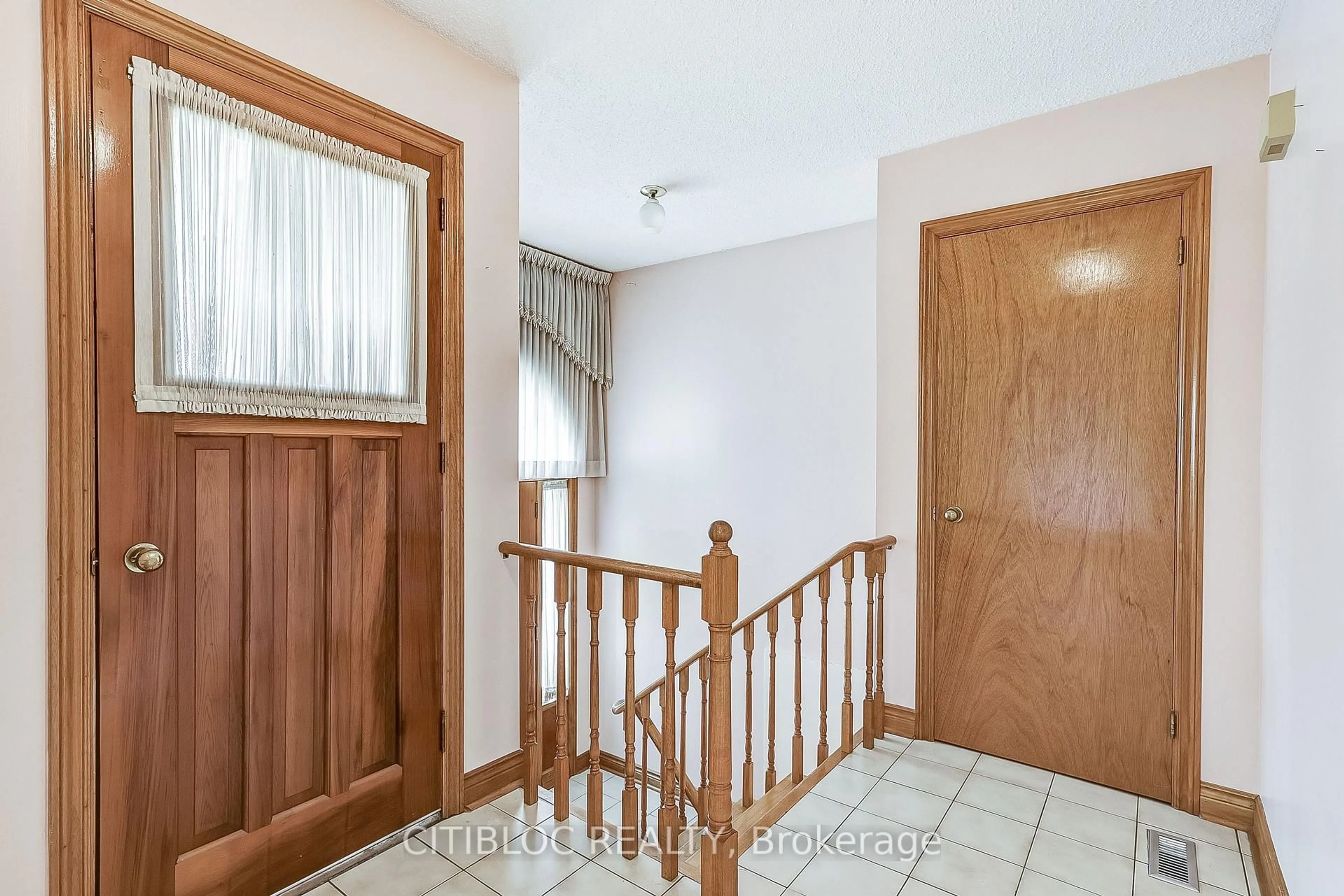 Indoor entryway for 3 Everglades Dr, Toronto Ontario M6L 1J1