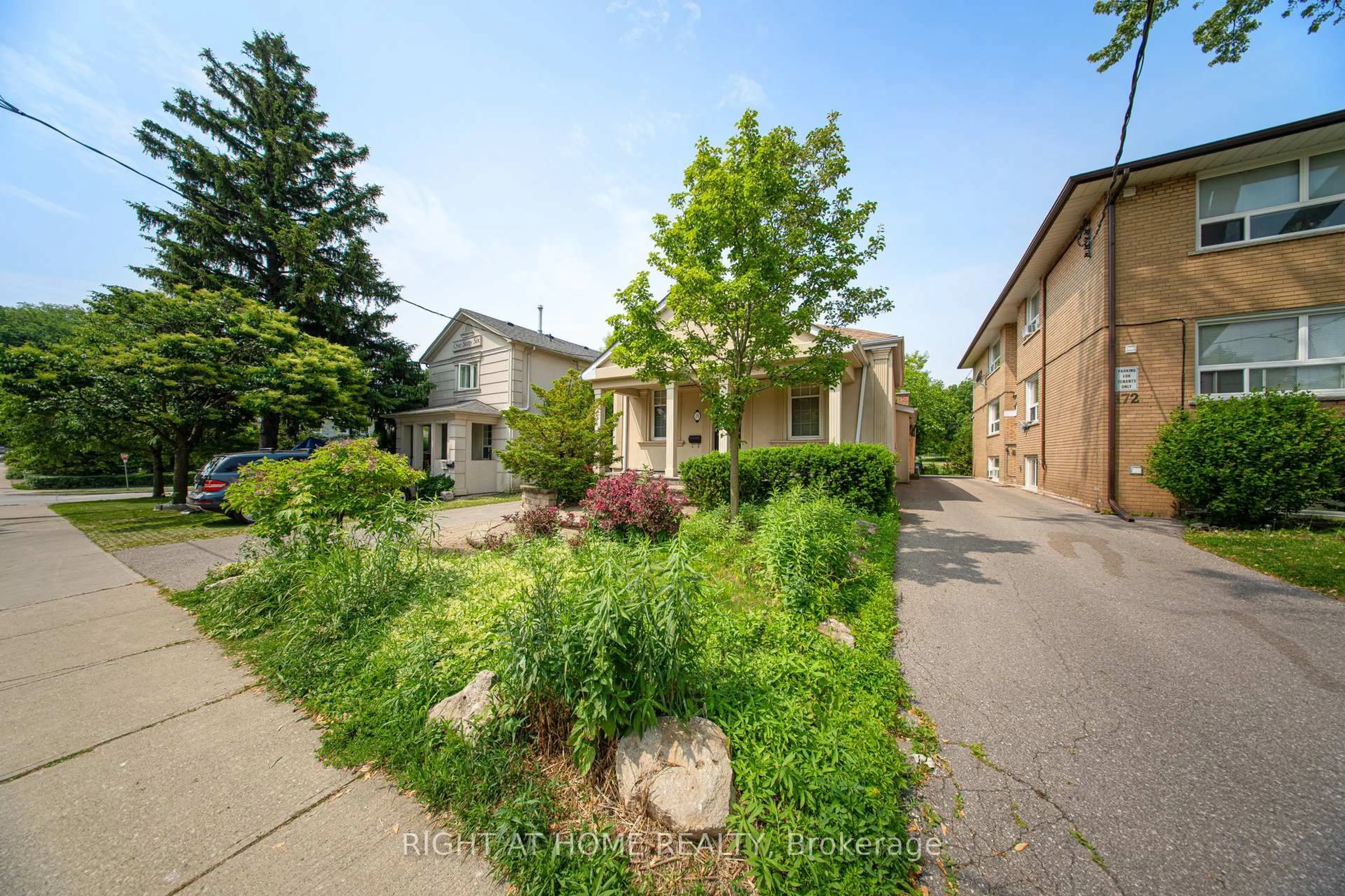Patio, street for 170 Queens Ave, Toronto Ontario M8V 2N9