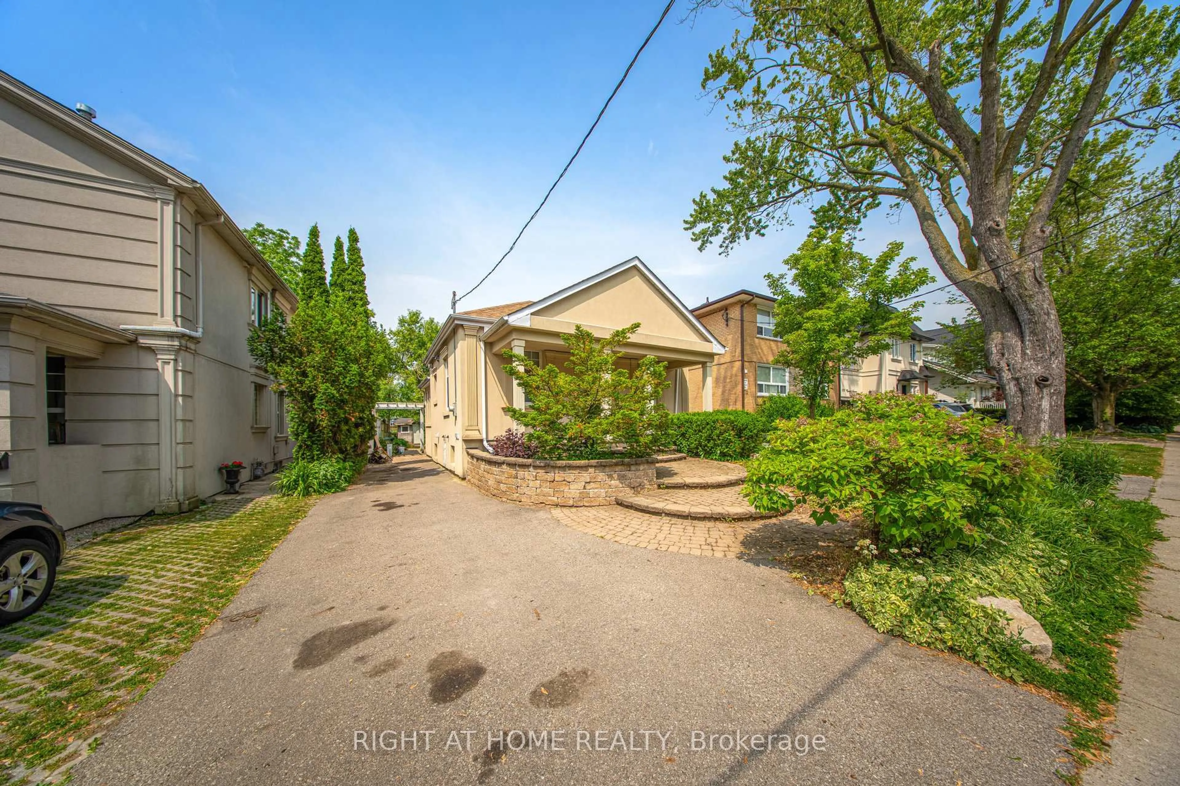 A pic from outside/outdoor area/front of a property/back of a property/a pic from drone, street for 170 Queens Ave, Toronto Ontario M8V 2N9