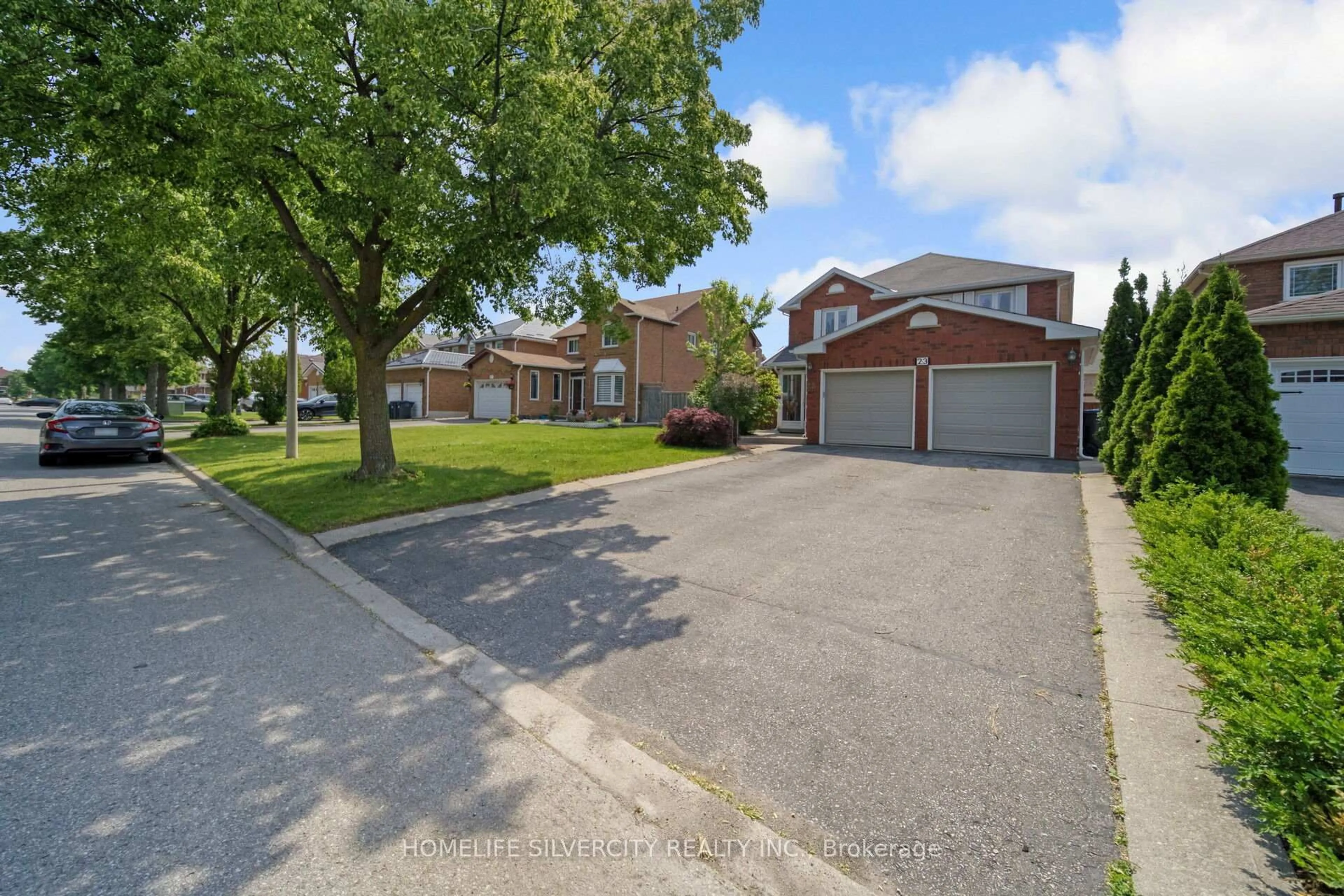 A pic from outside/outdoor area/front of a property/back of a property/a pic from drone, street for 23 Millstone Dr, Brampton Ontario L6Y 4G2