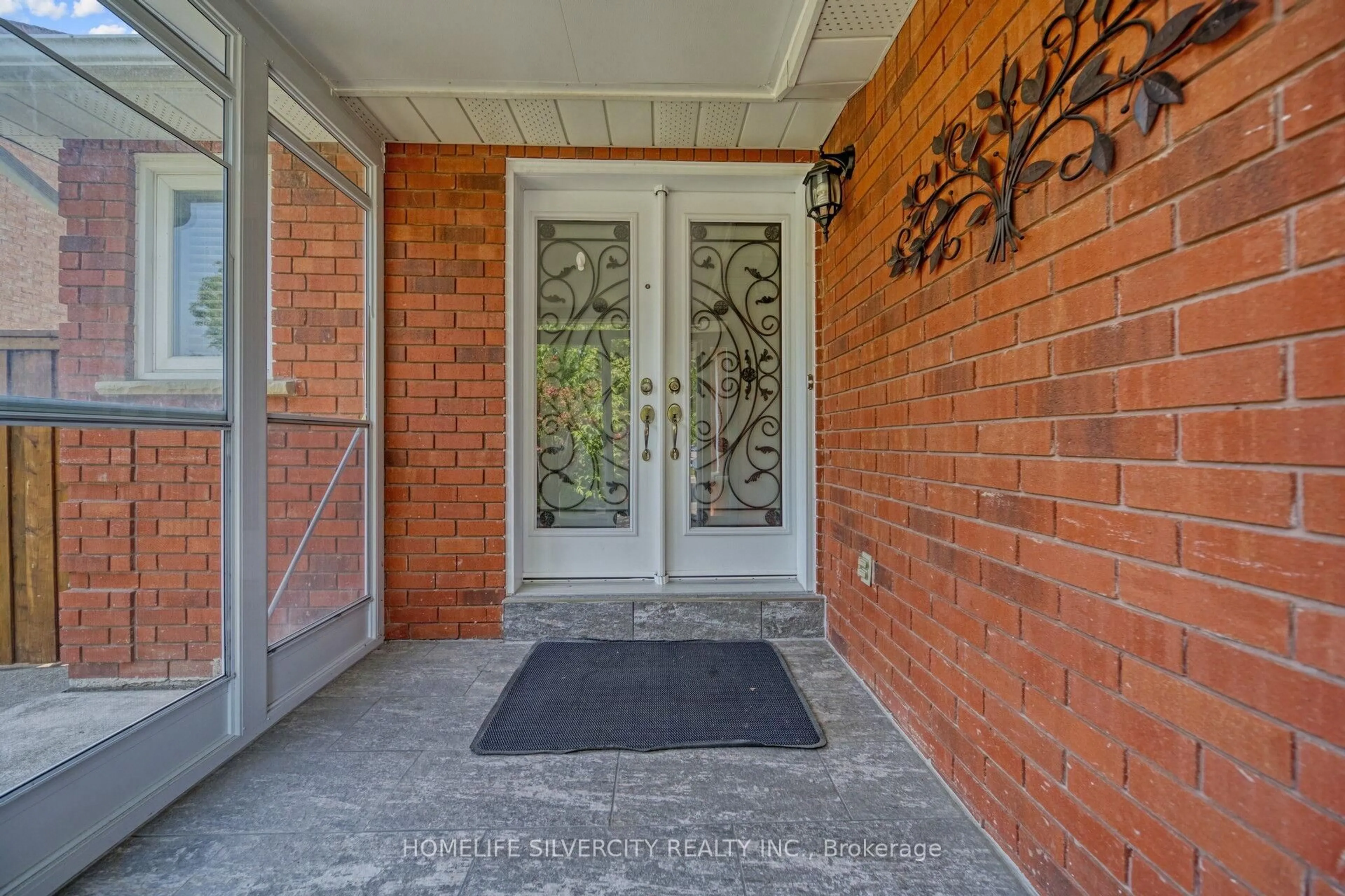 Indoor entryway for 23 Millstone Dr, Brampton Ontario L6Y 4G2