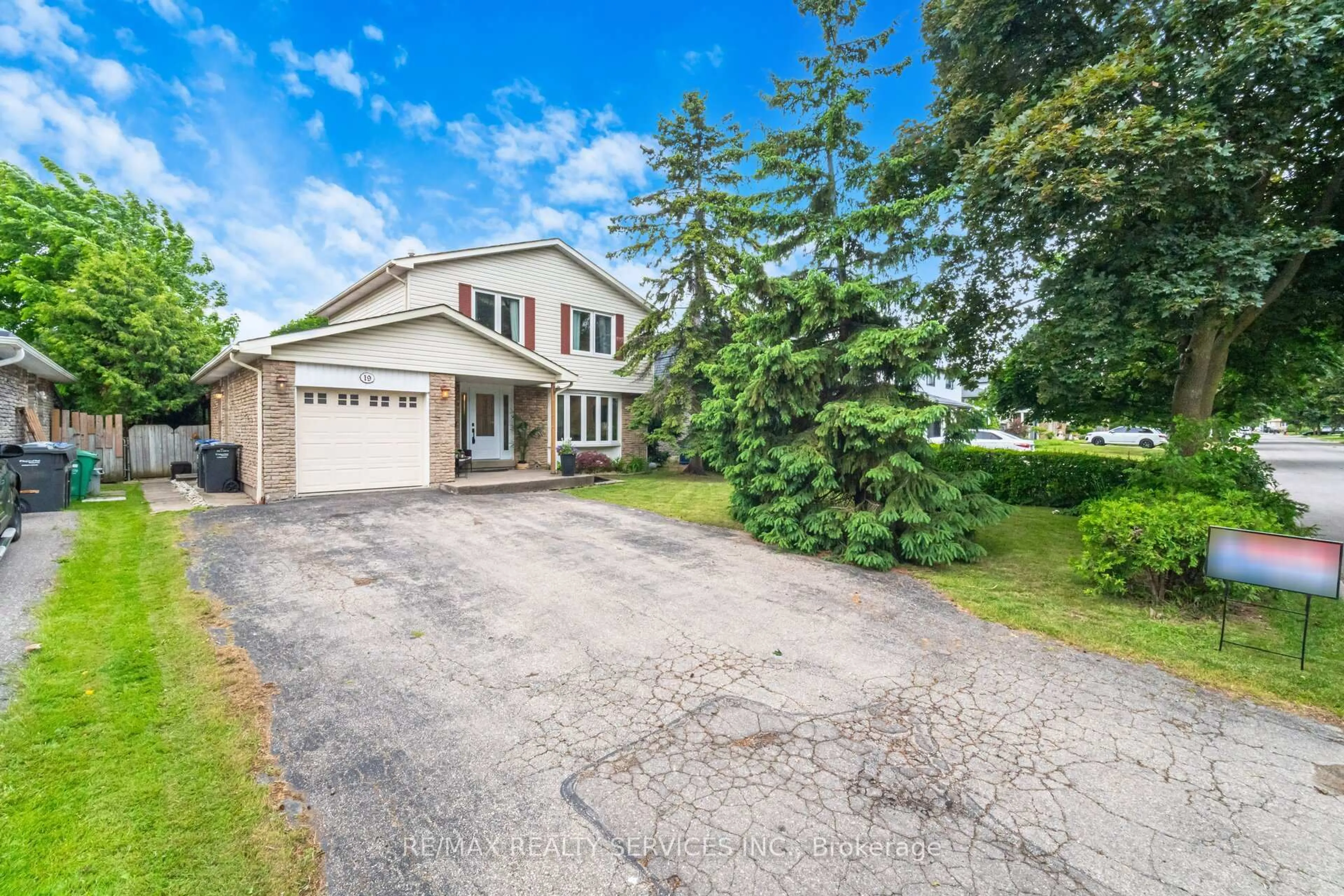 A pic from outside/outdoor area/front of a property/back of a property/a pic from drone, street for 19 Jasper Cres, Brampton Ontario L6S 1W8