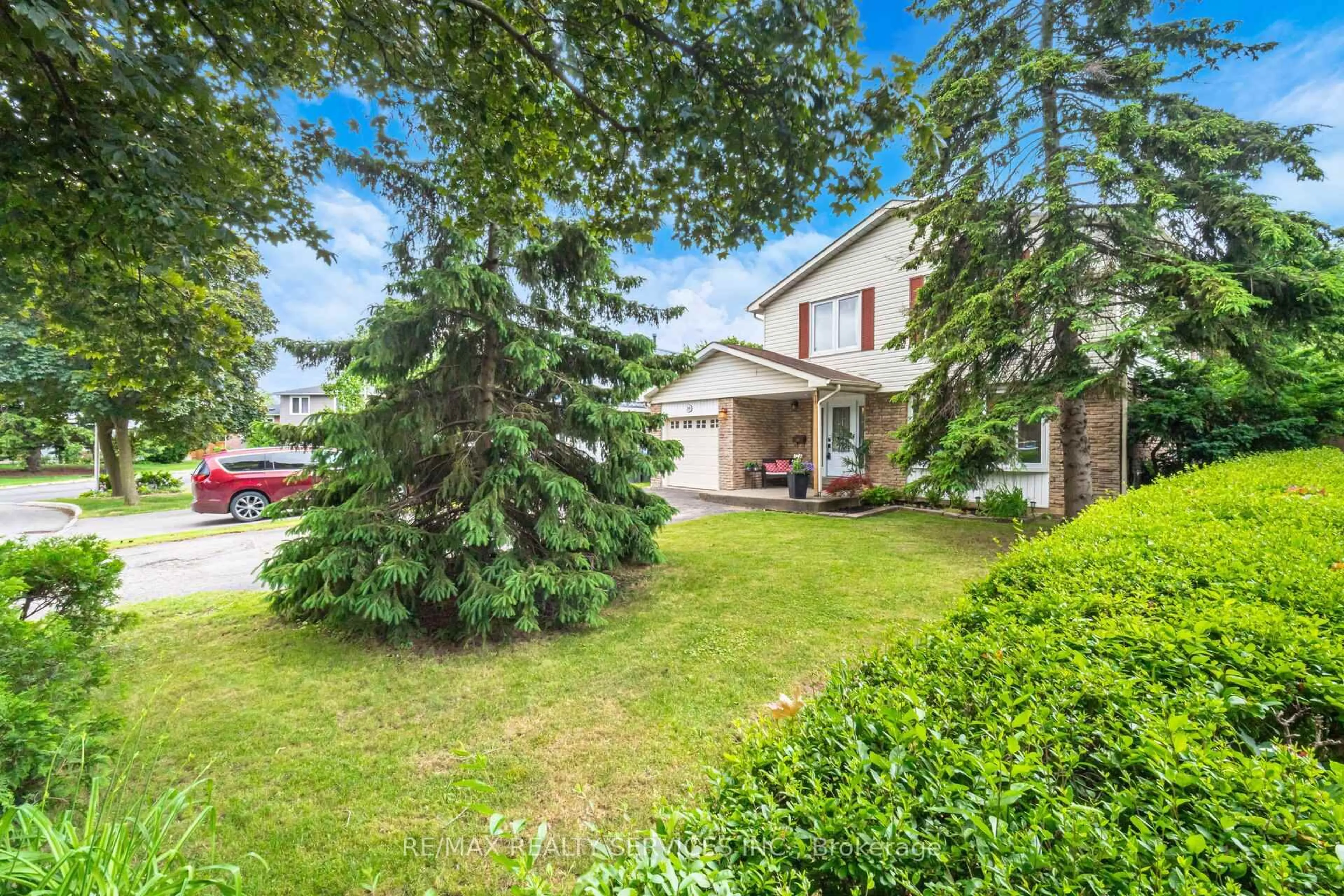 A pic from outside/outdoor area/front of a property/back of a property/a pic from drone, street for 19 Jasper Cres, Brampton Ontario L6S 1W8