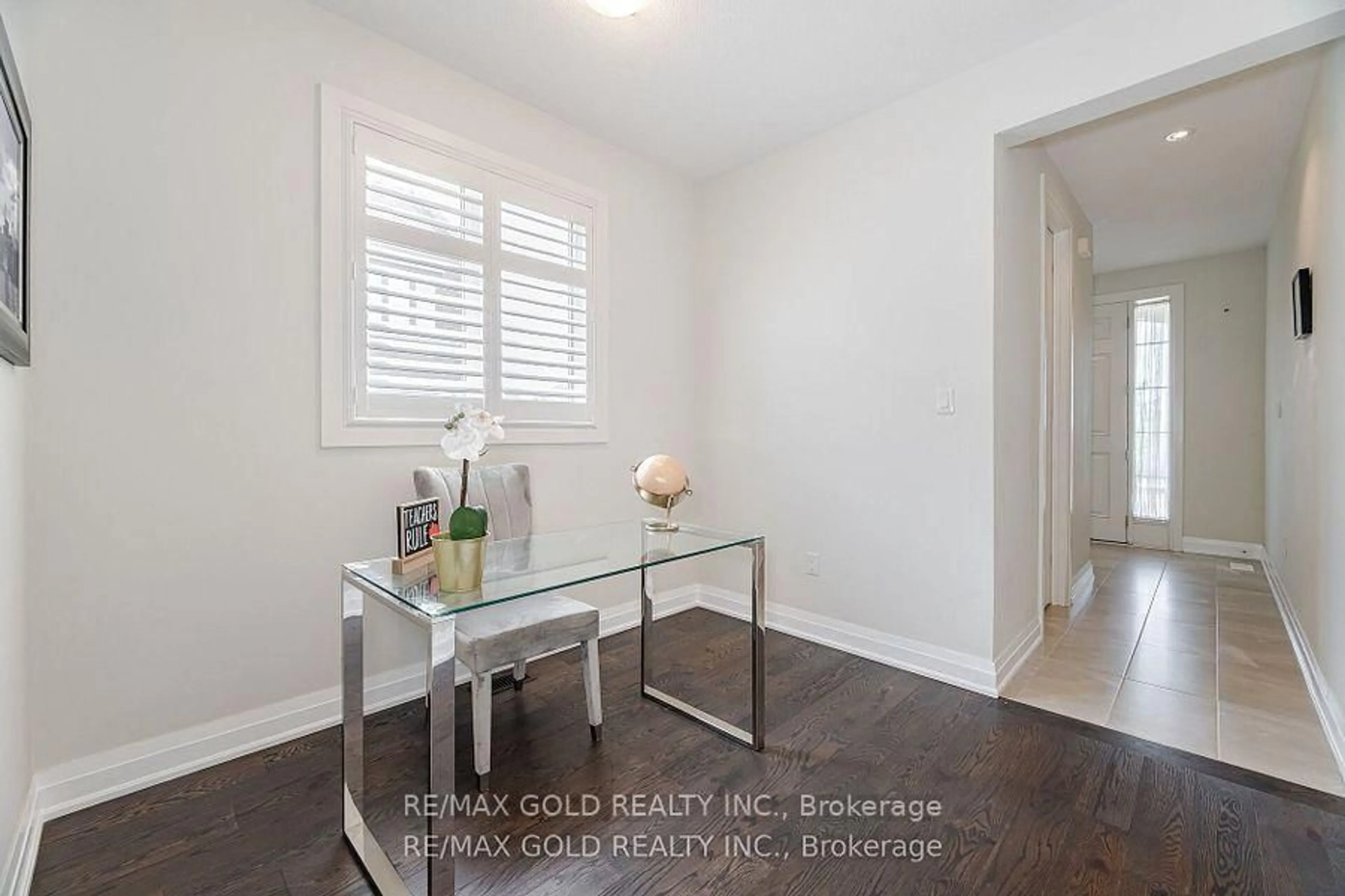 Indoor entryway for 209 Castle Oaks Crossing, Brampton Ontario L6P 3X3