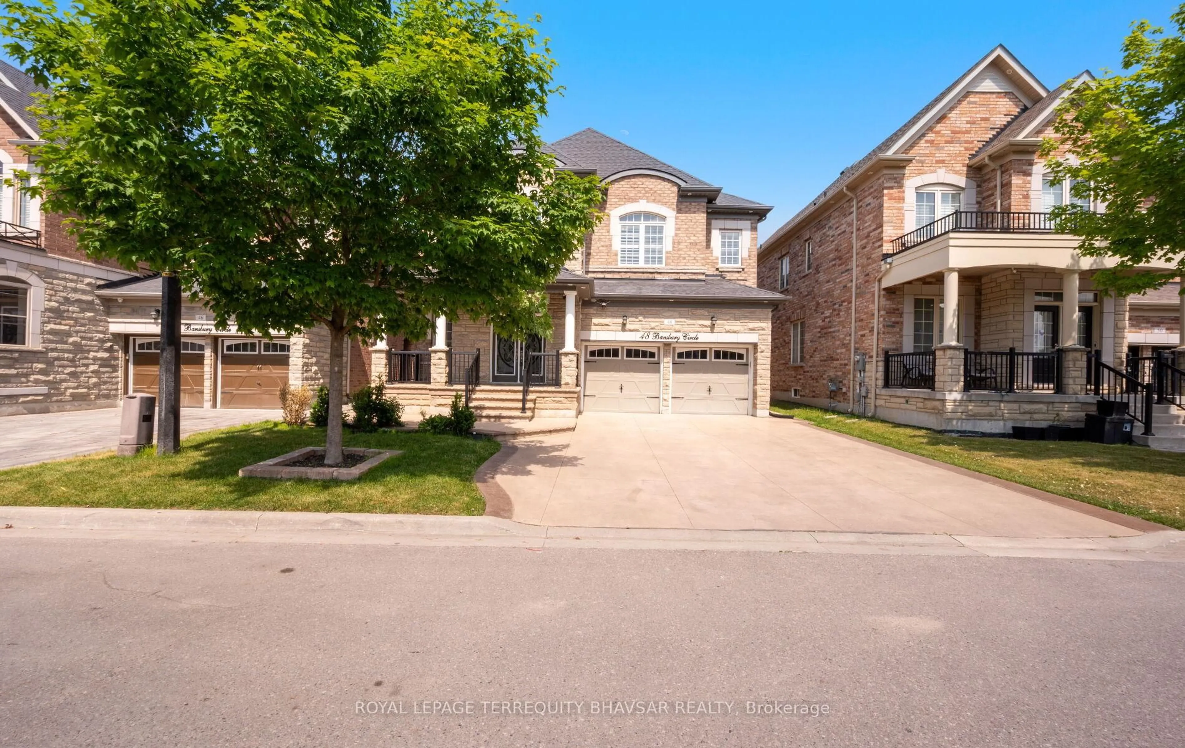 A pic from outside/outdoor area/front of a property/back of a property/a pic from drone, street for 48 Bansbury Circ, Brampton Ontario L6P 4H5