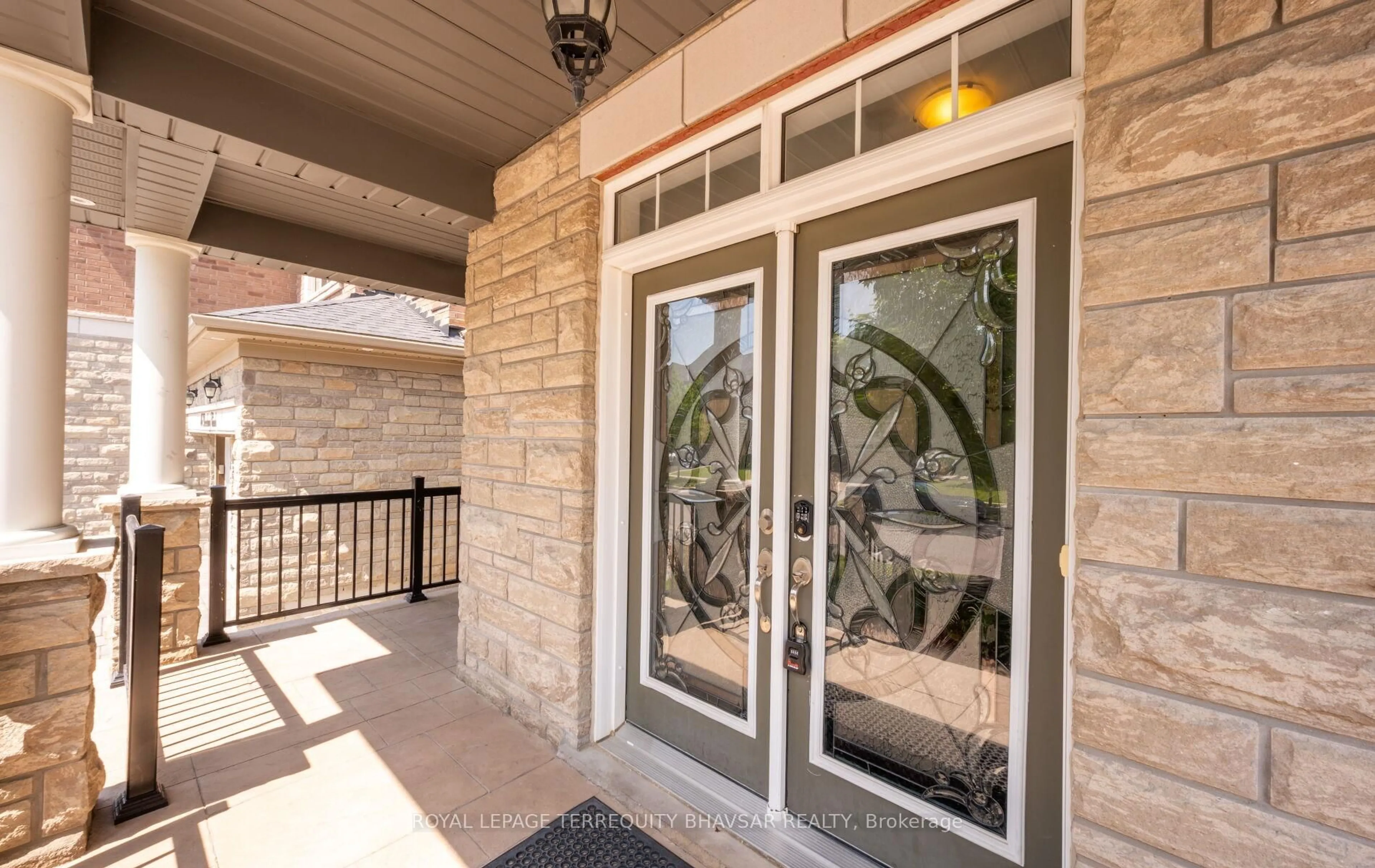 Indoor entryway for 48 Bansbury Circ, Brampton Ontario L6P 4H5