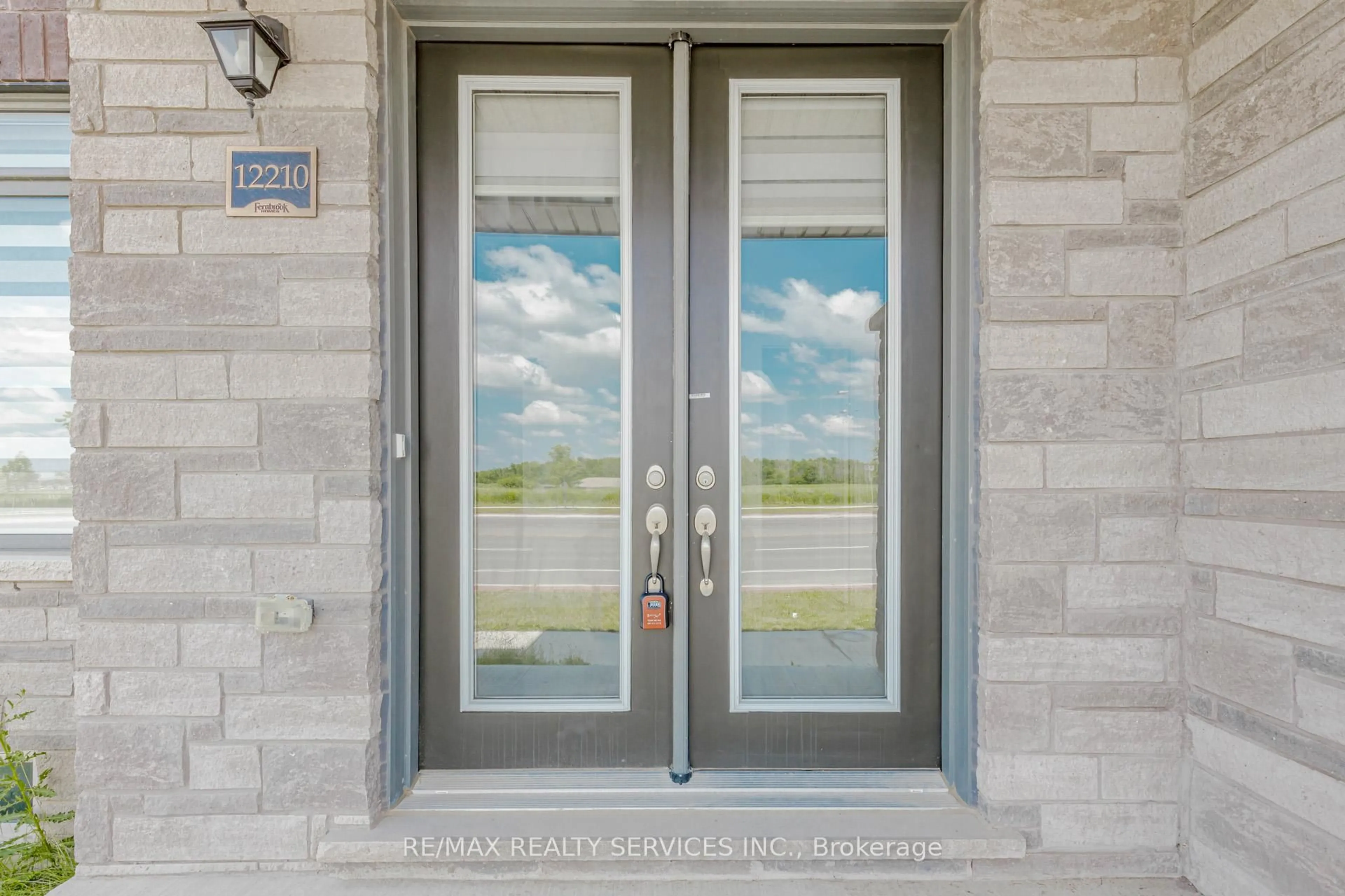 Indoor entryway for 12210 Mclaughlin Rd, Caledon Ontario L7C 1Z9
