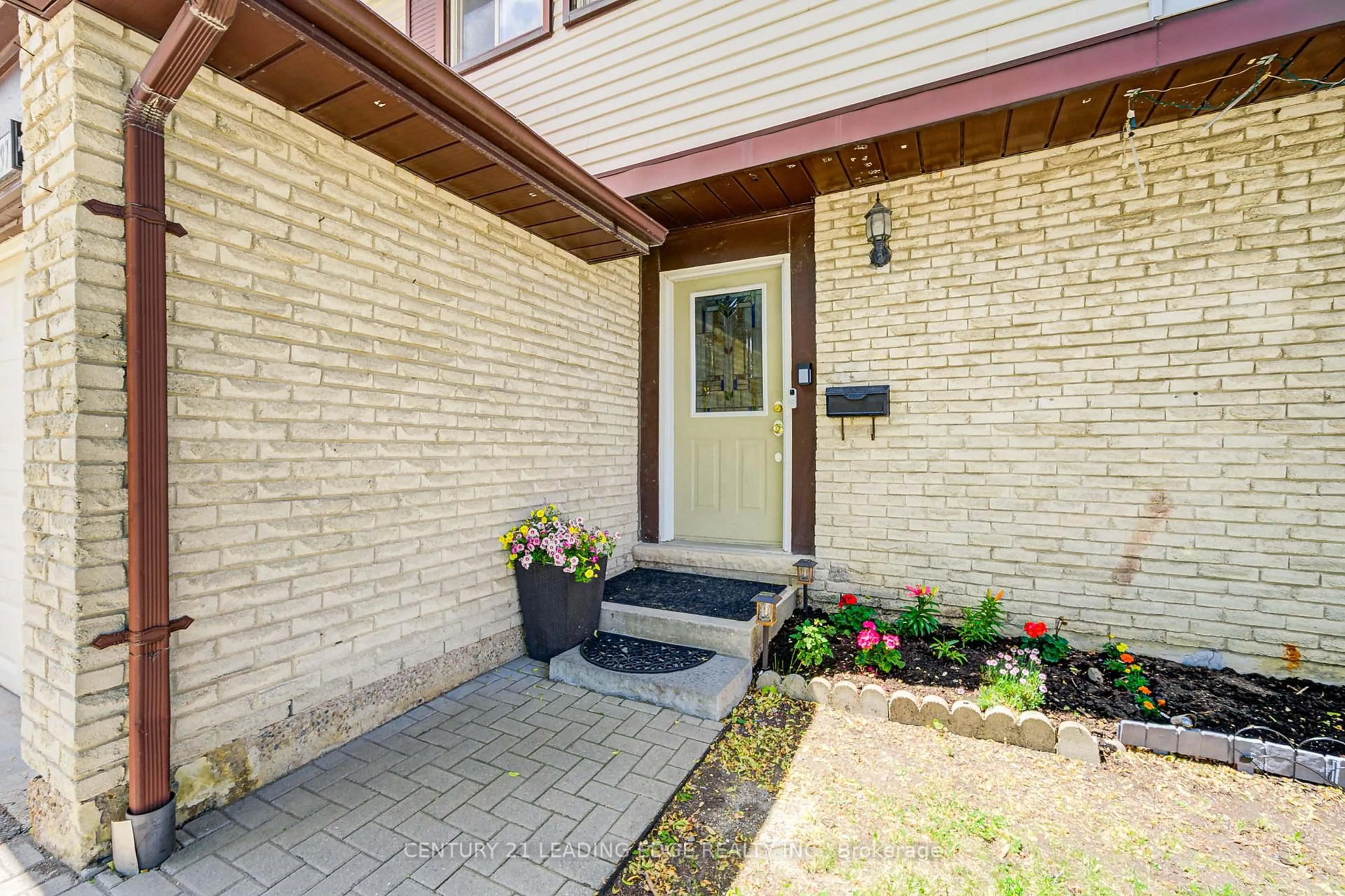 Indoor entryway for 45 Hansen Rd #97, Brampton Ontario L6V 3C5