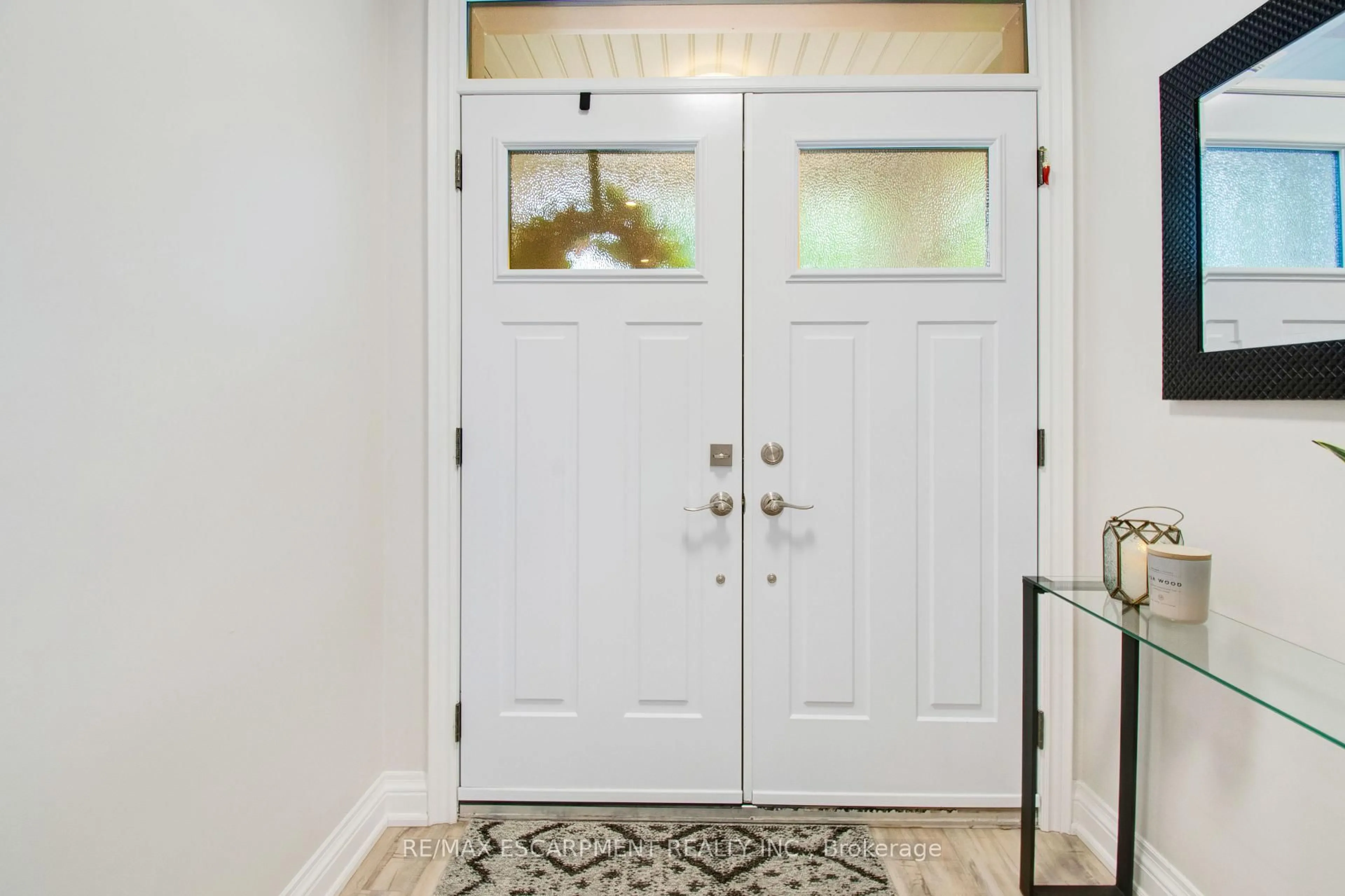Indoor entryway for 1856 Creek Way, Burlington Ontario L7L 6P9