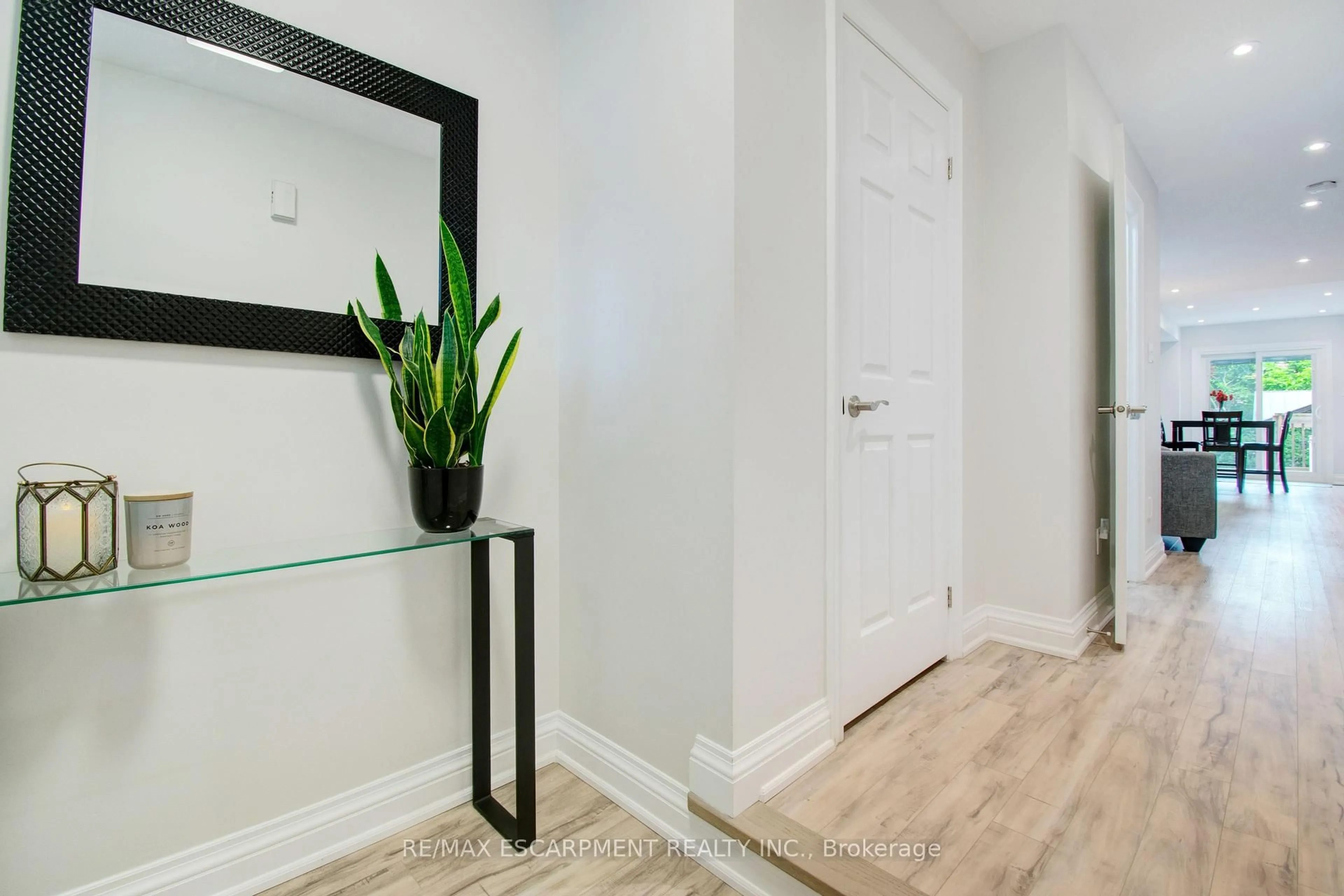 Indoor entryway for 1856 Creek Way, Burlington Ontario L7L 6P9