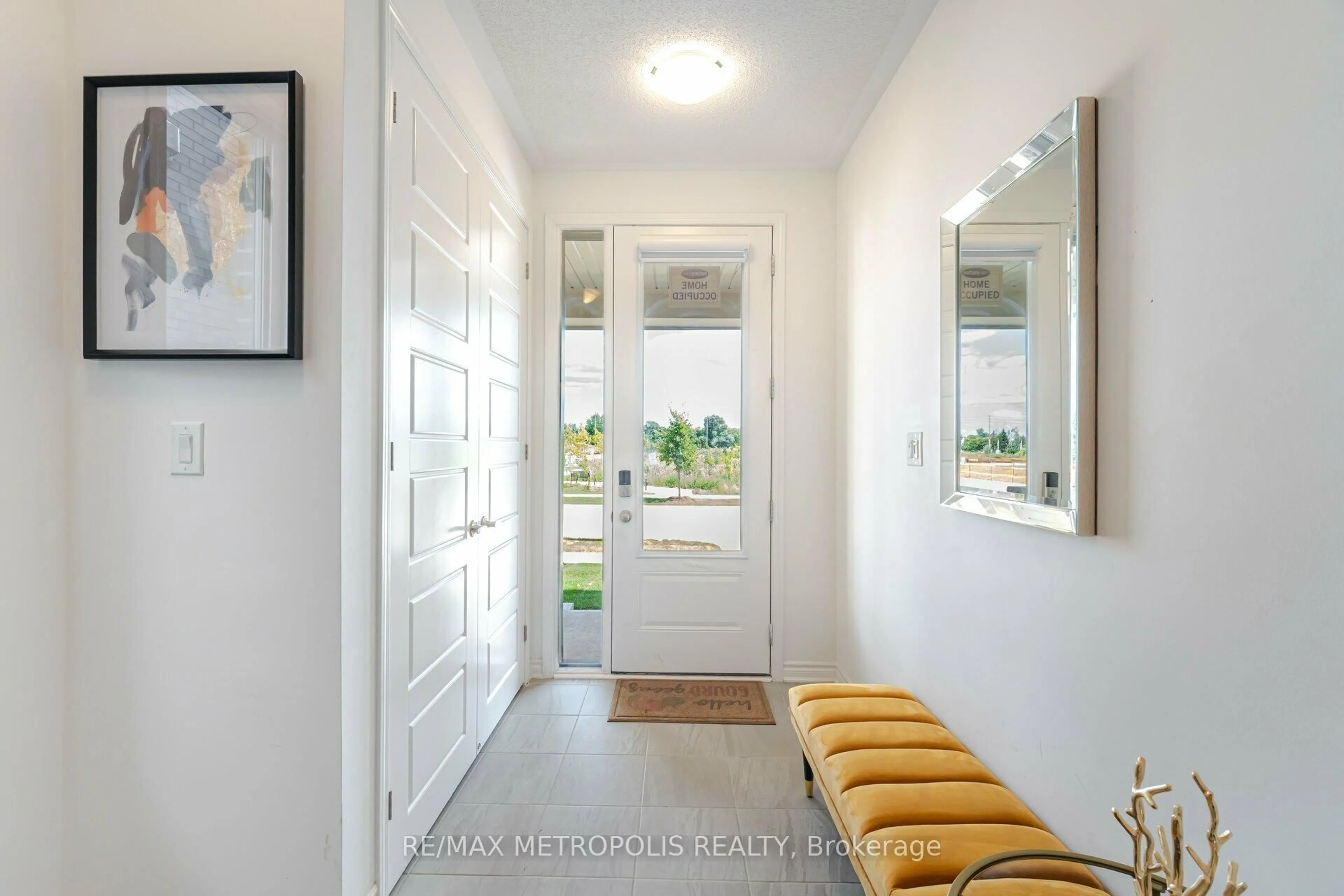 Indoor entryway for 1375 Shevchenko Blvd, Oakville Ontario L6M 4L8