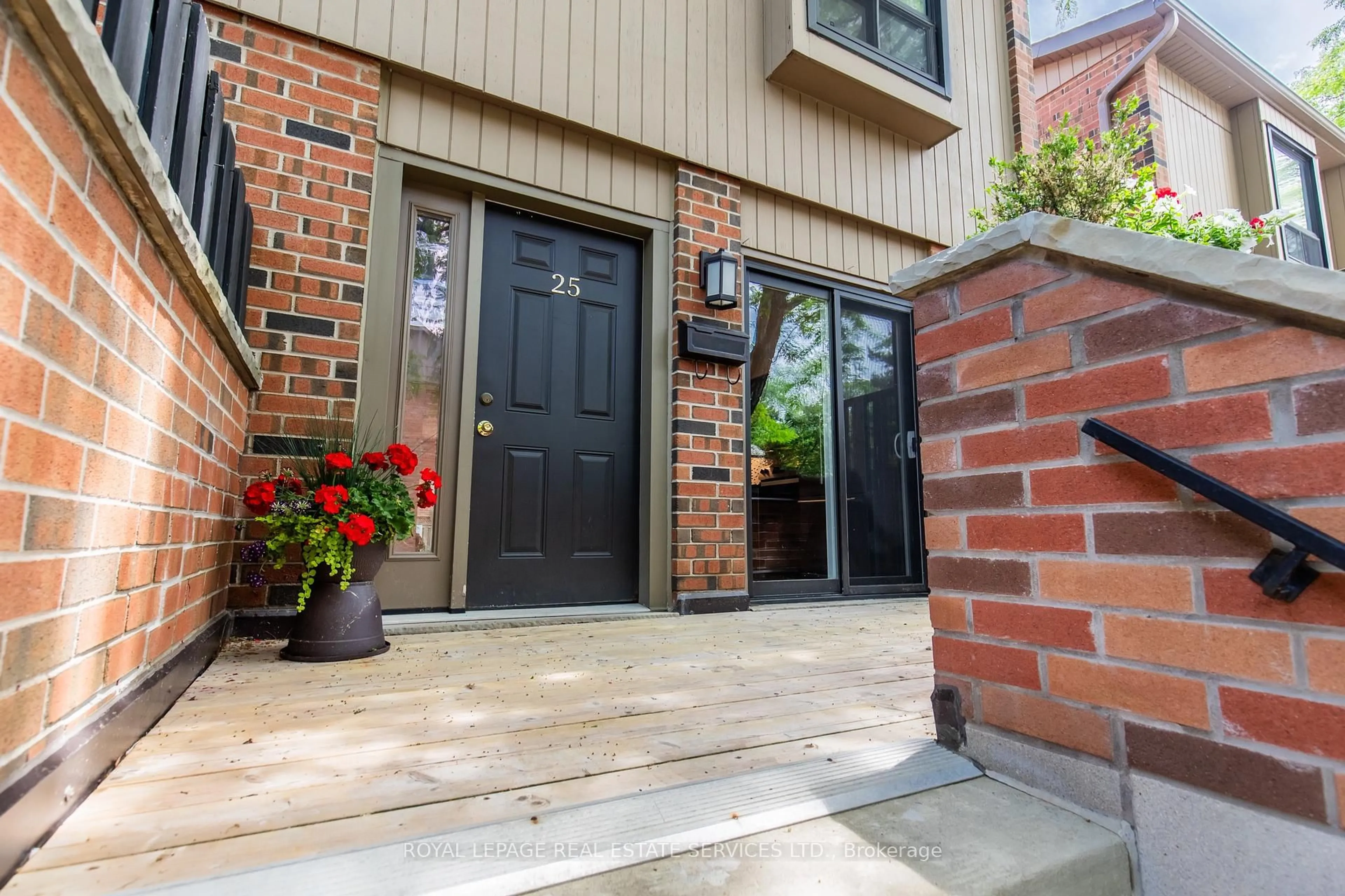 Indoor entryway for 3122 Lakeshore Rd #25, Oakville Ontario L6L 1J4