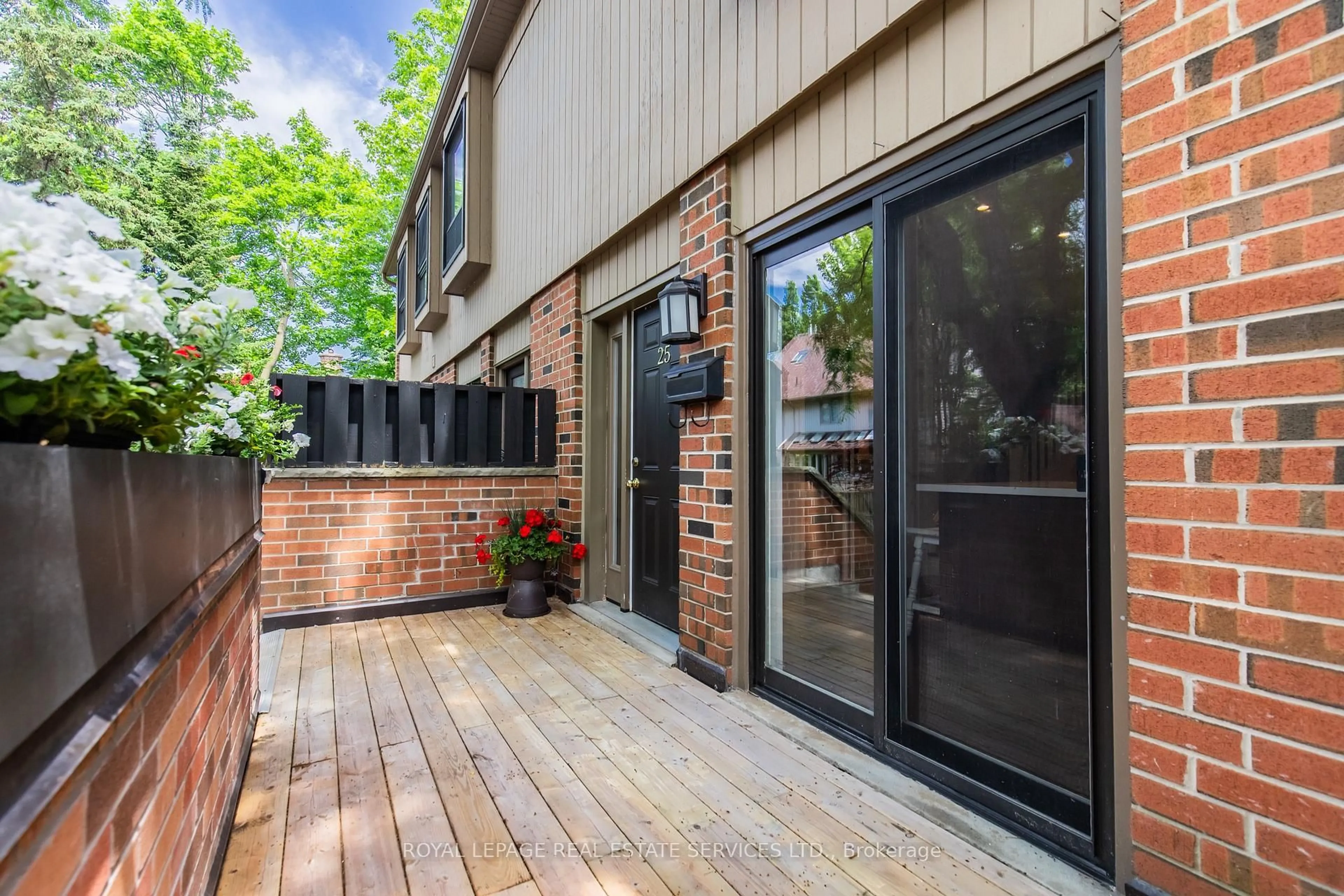 Patio, unknown for 3122 Lakeshore Rd #25, Oakville Ontario L6L 1J4