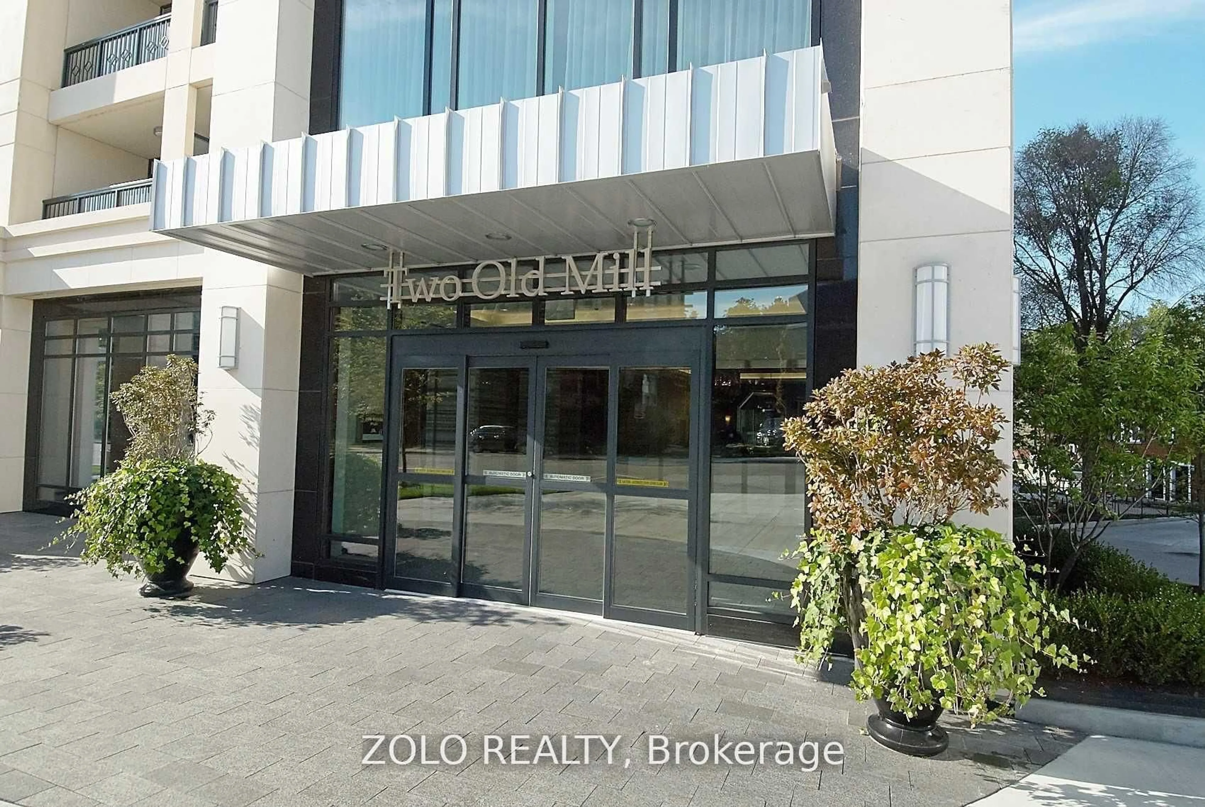 Indoor foyer for 2 Old Mill Dr #408, Toronto Ontario M6S 0A2