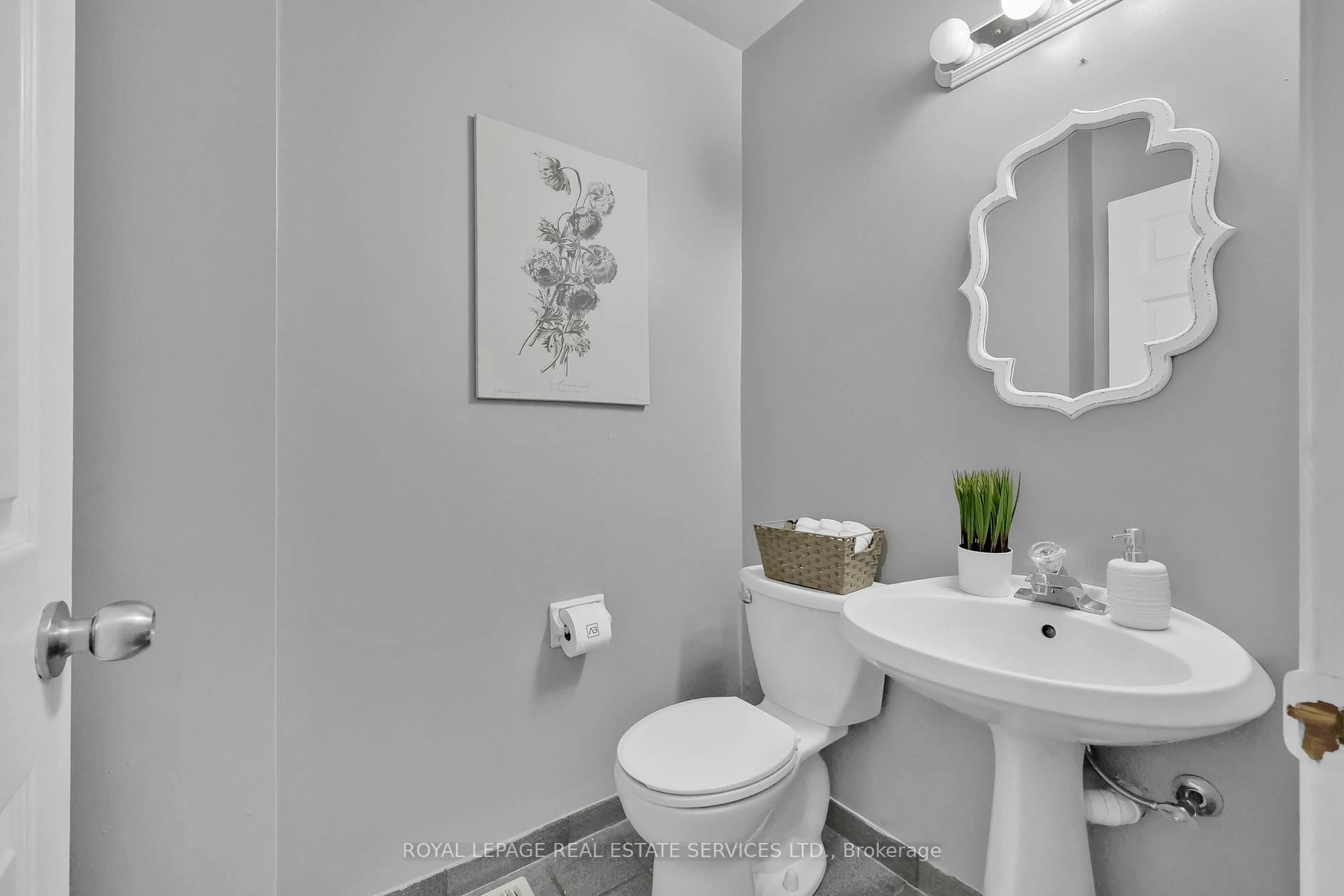 Standard bathroom, ceramic/tile floor for 3125 Fifth Line #70, Mississauga Ontario L5L 3S8